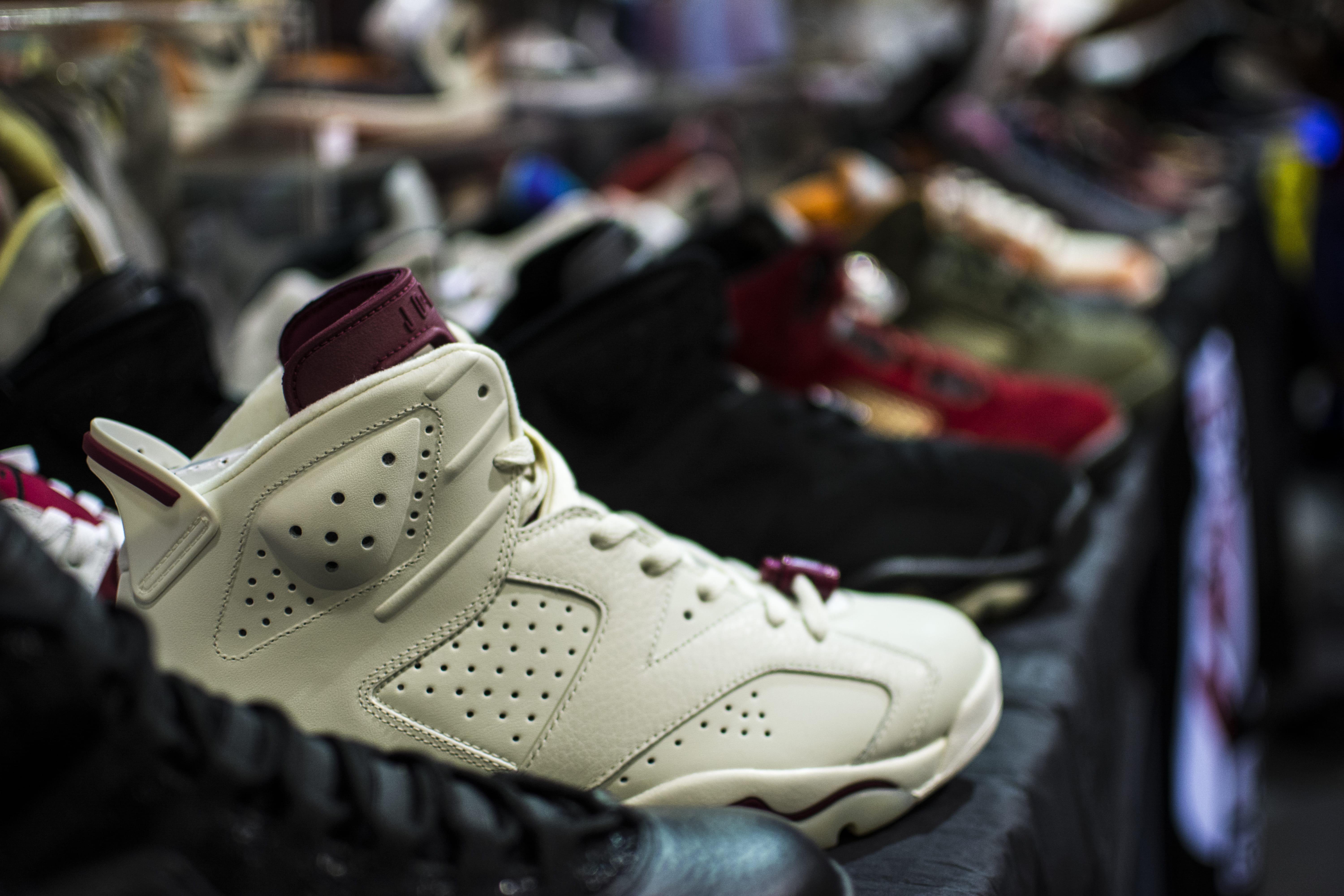 focus on foreground, canvas shoe, selective focus, absence, shoecon, 5K, shoes, no people, indoors, business, still life, treads and laces, jordans, shoe, HD Wallpaper