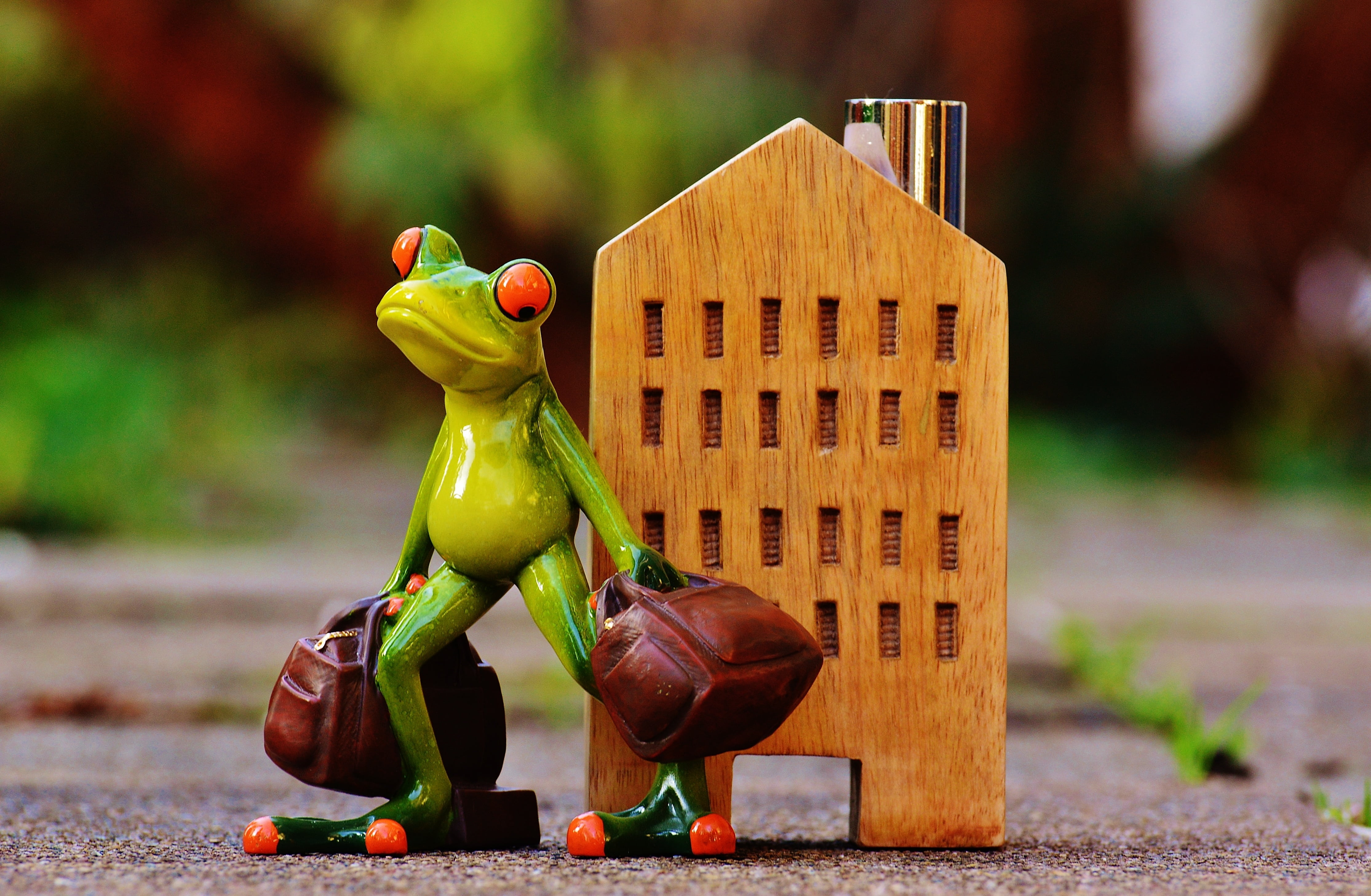 holiday, day, humor, cute, wood - Material, animal, art and craft, time to go, no people, sculpture, on the go, funny, creativity, human representation, HD Wallpaper