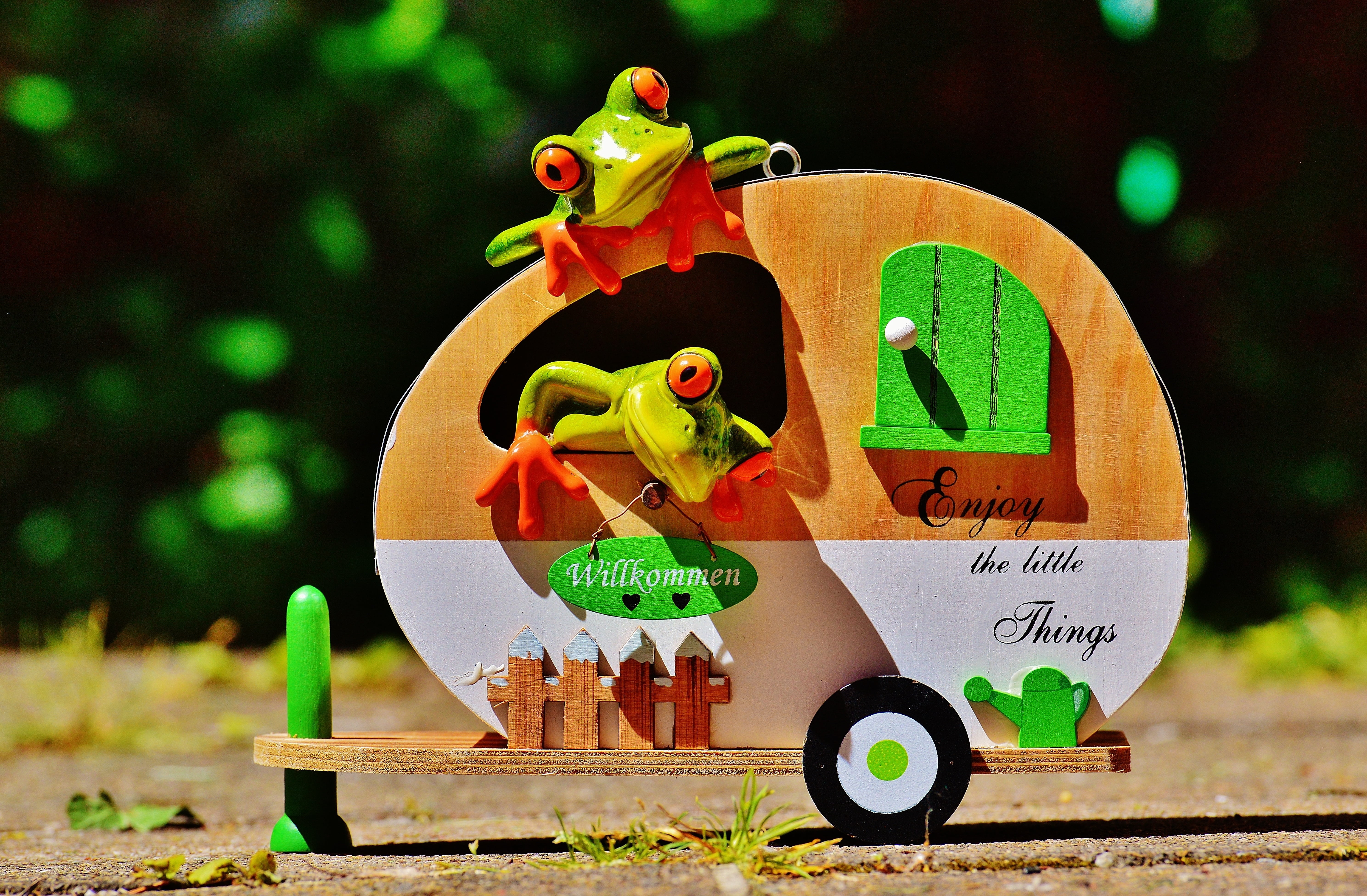 day, green, frogs, funny, luggage, holidays, trolley, cute, beautiful, focus on foreground, travel, toy, art and craft, caravan, childhood, figure, frog, HD Wallpaper
