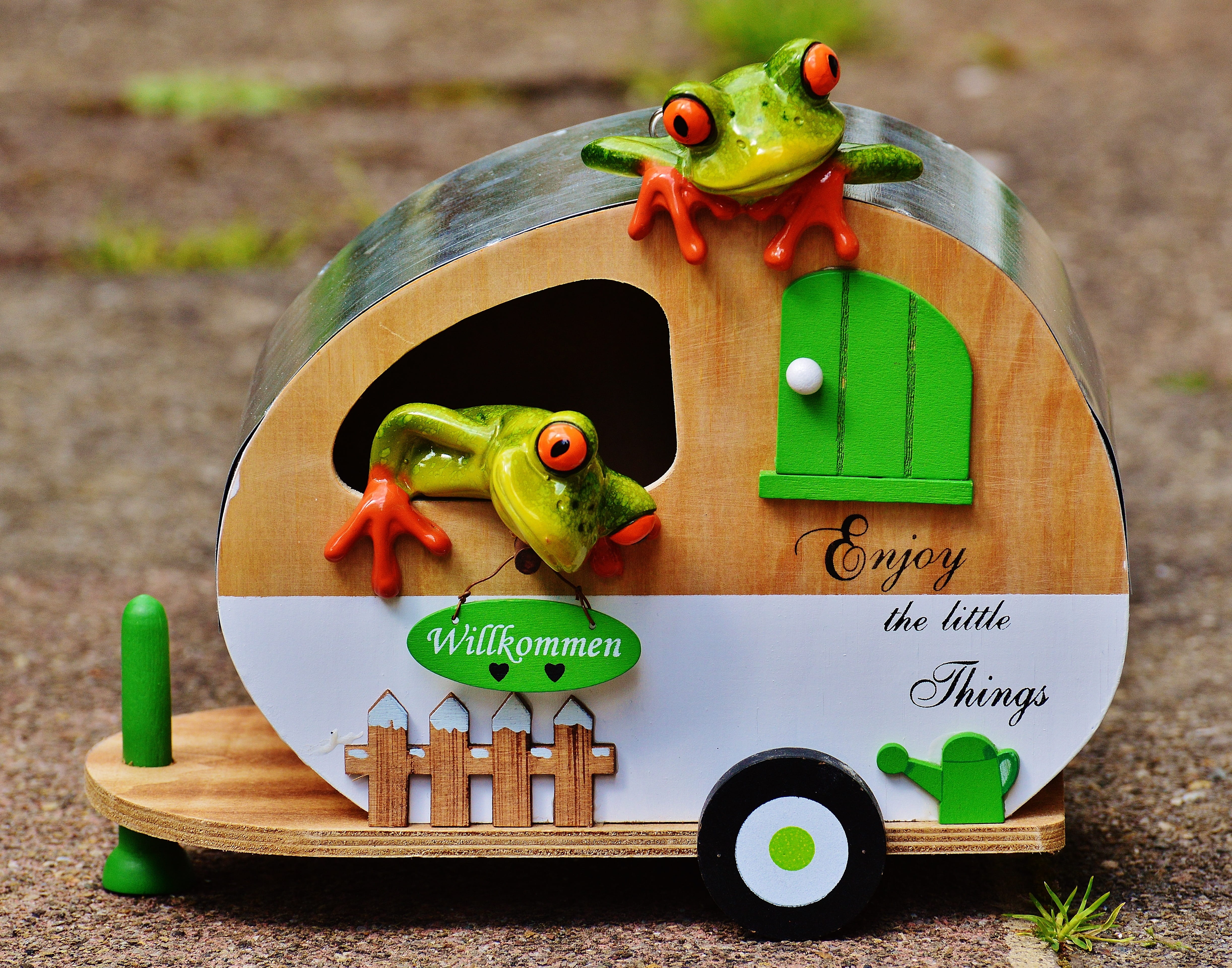 on the go, one animal, nature, invertebrate, toy, fun, 4K, holdall, beautiful, luggage, representation, green color, decoration, sweet, car, go away, cute, HD Wallpaper