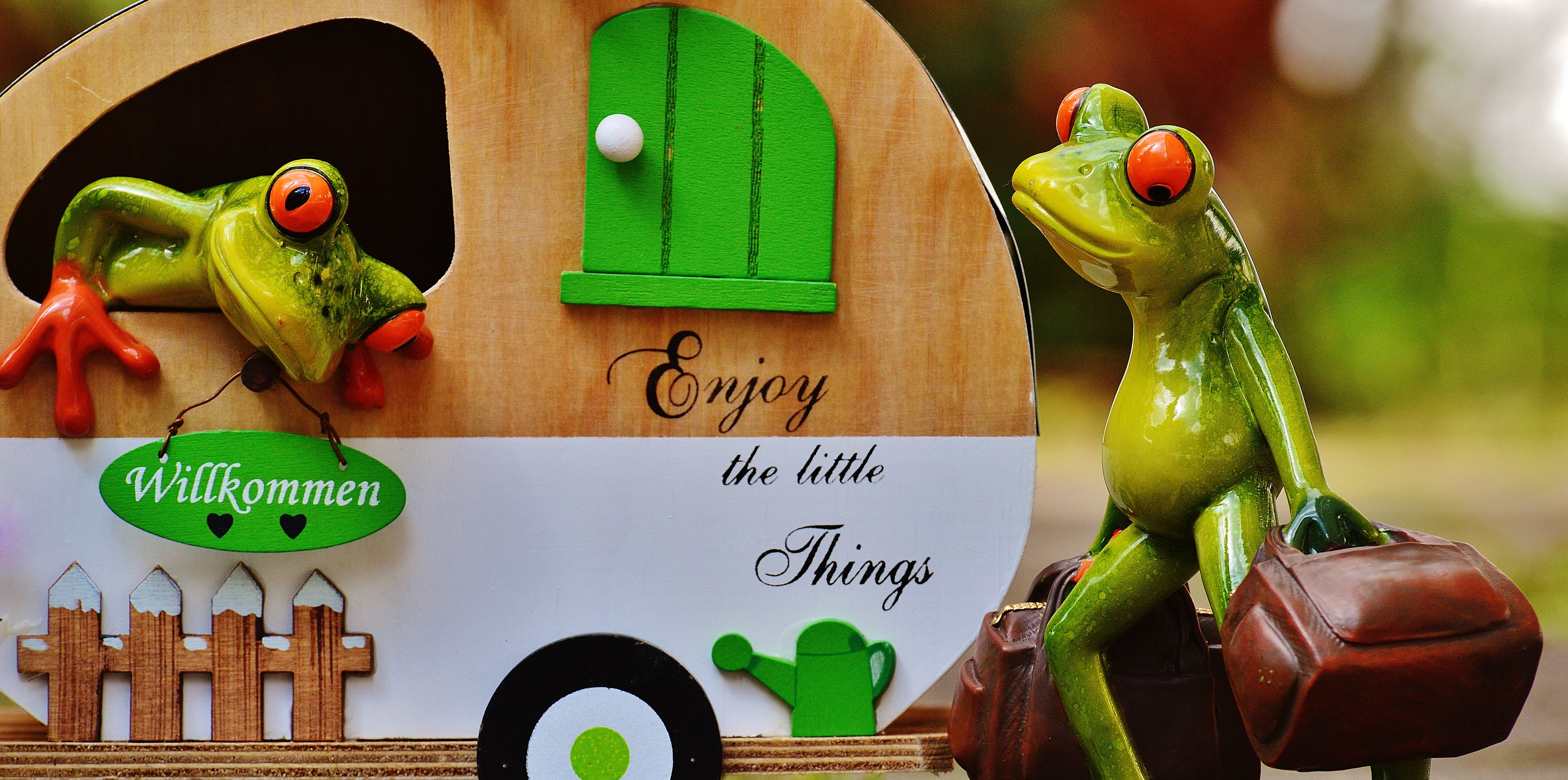 on the go, welcome, toy, wood - material, carrying, frog, communication, trolley, figure, text, funny, figurine, holidays, representation, travel, western script, HD Wallpaper