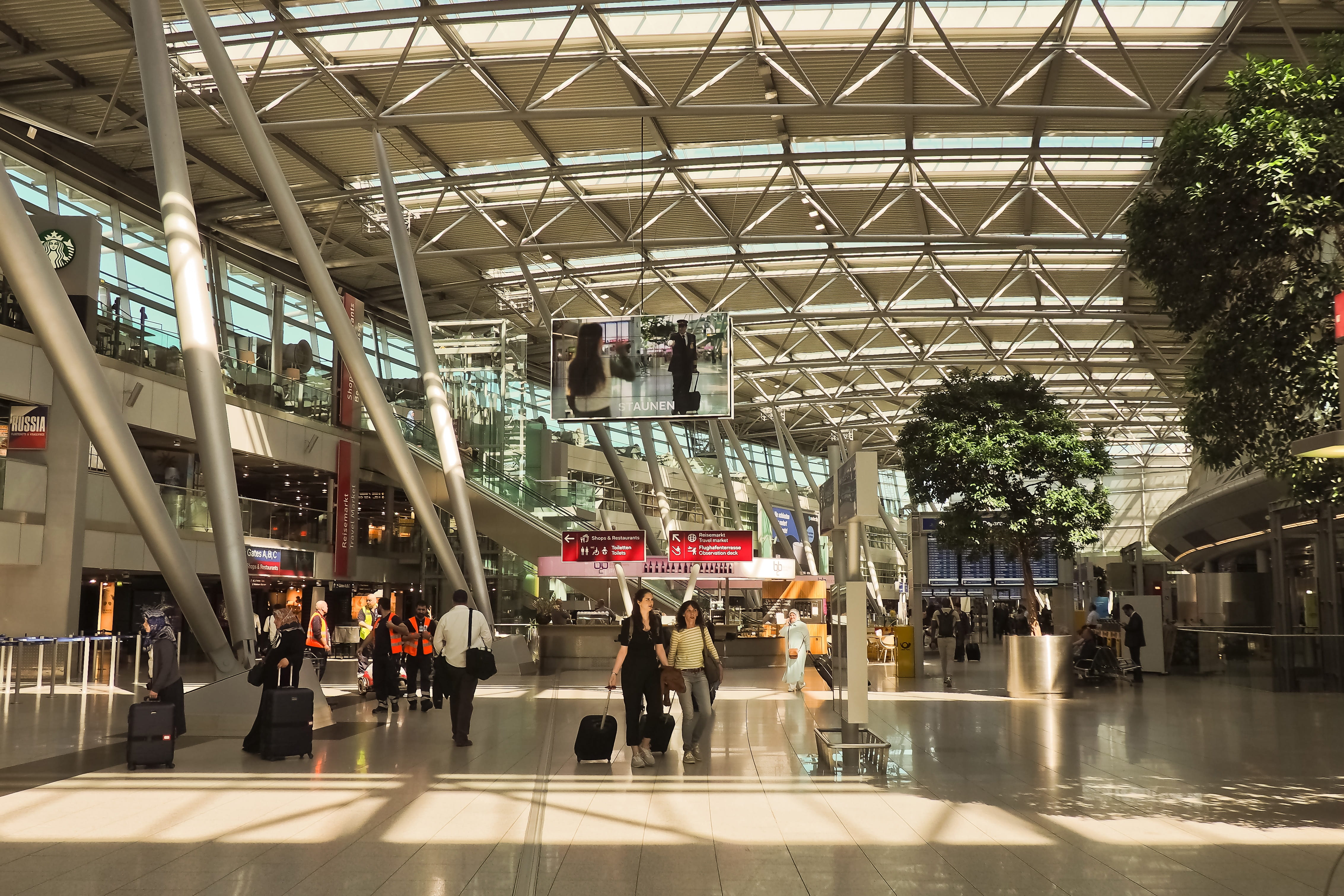 large group of people, group of people, city life, tourism, holdall, arrival, düsseldorf, distant, lifestyles, city, crowd, 4K, flyer, longing, ceiling, HD Wallpaper