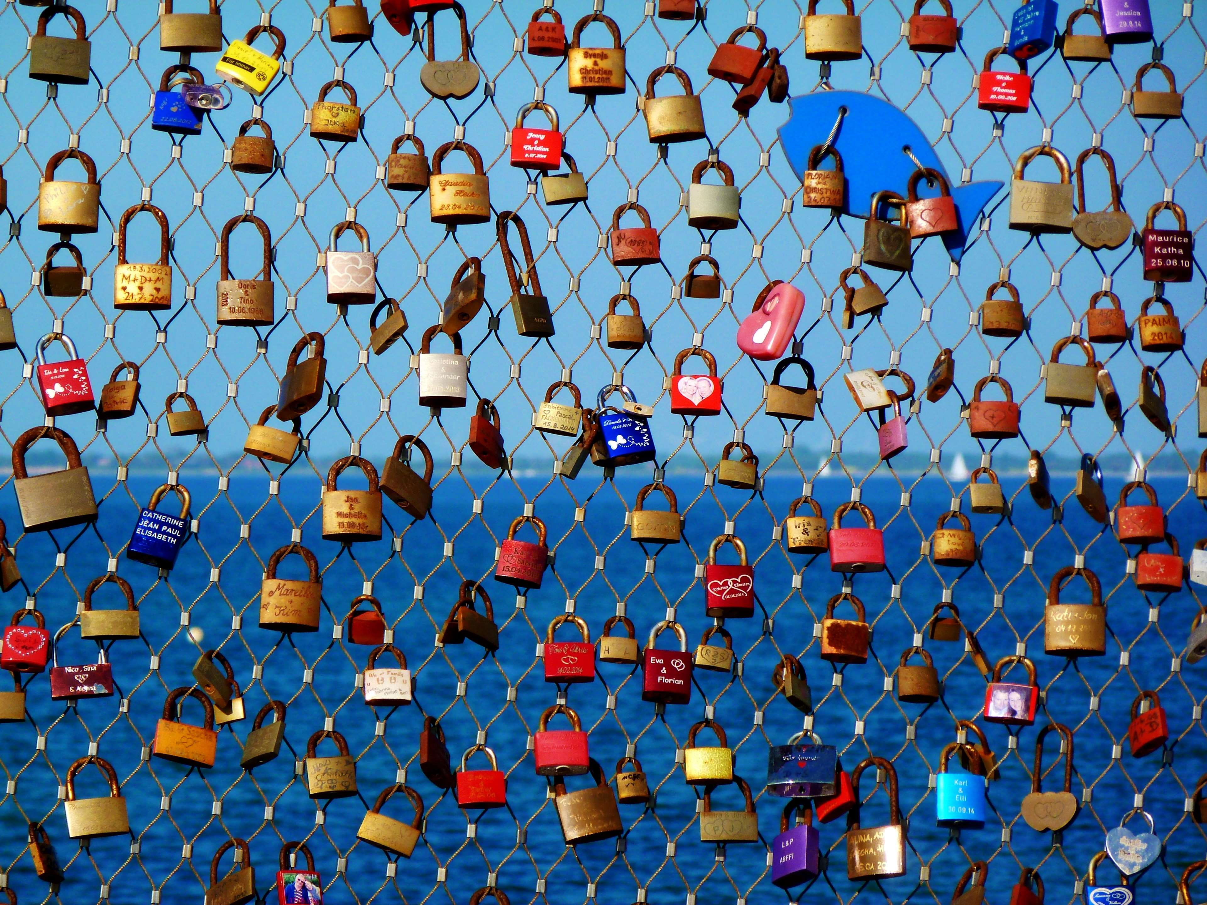 full frame, emotion, love symbol, outdoors, metal, padlock, security, positive emotion, 4K, day, couples, variation, large group of objects, love, lock, HD Wallpaper