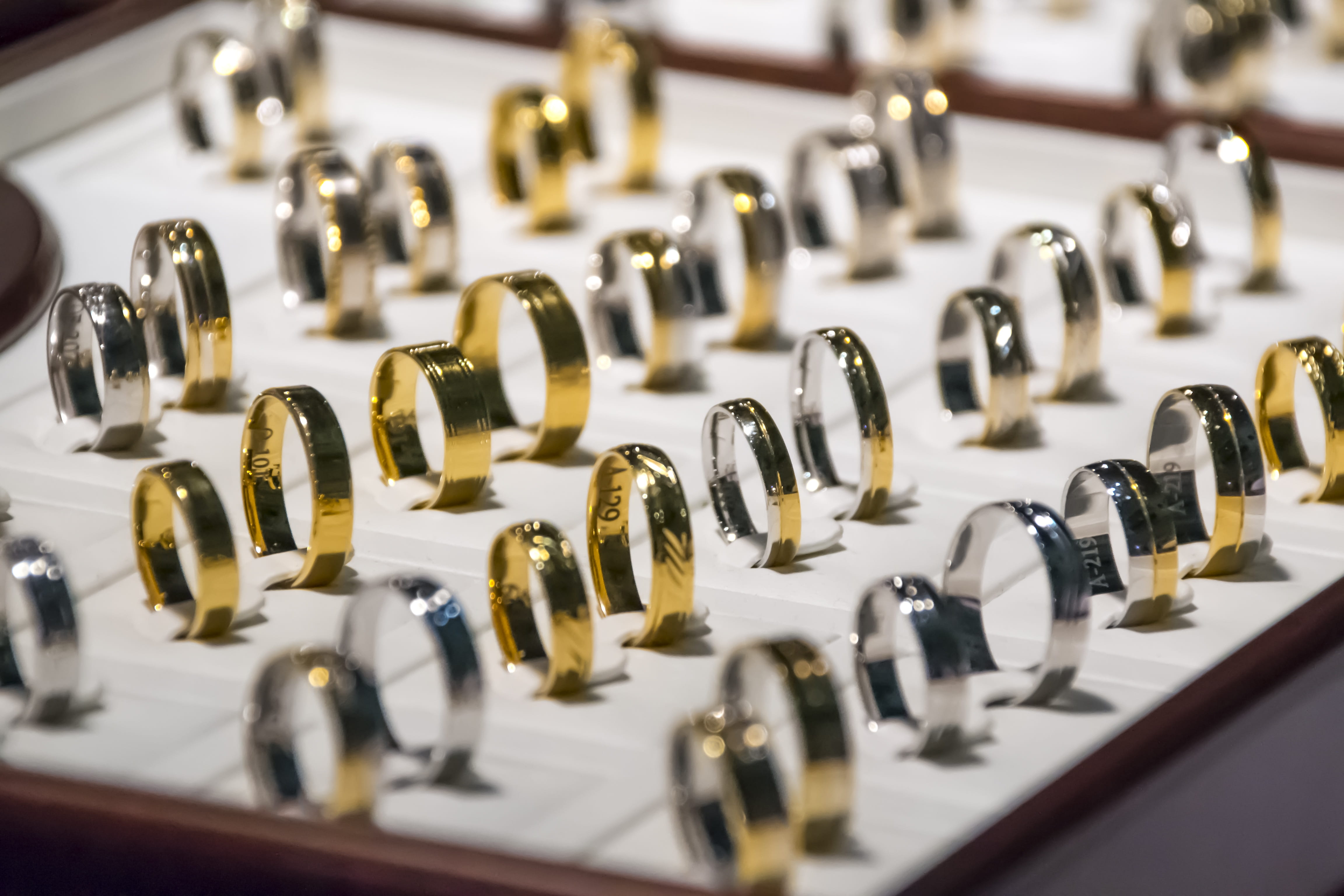 silver, oath, in a row, large group of objects, selective focus, marriage, studio shot, chrome, a new way of life, choice, goldsmith, gold, fidelity, metal, HD Wallpaper