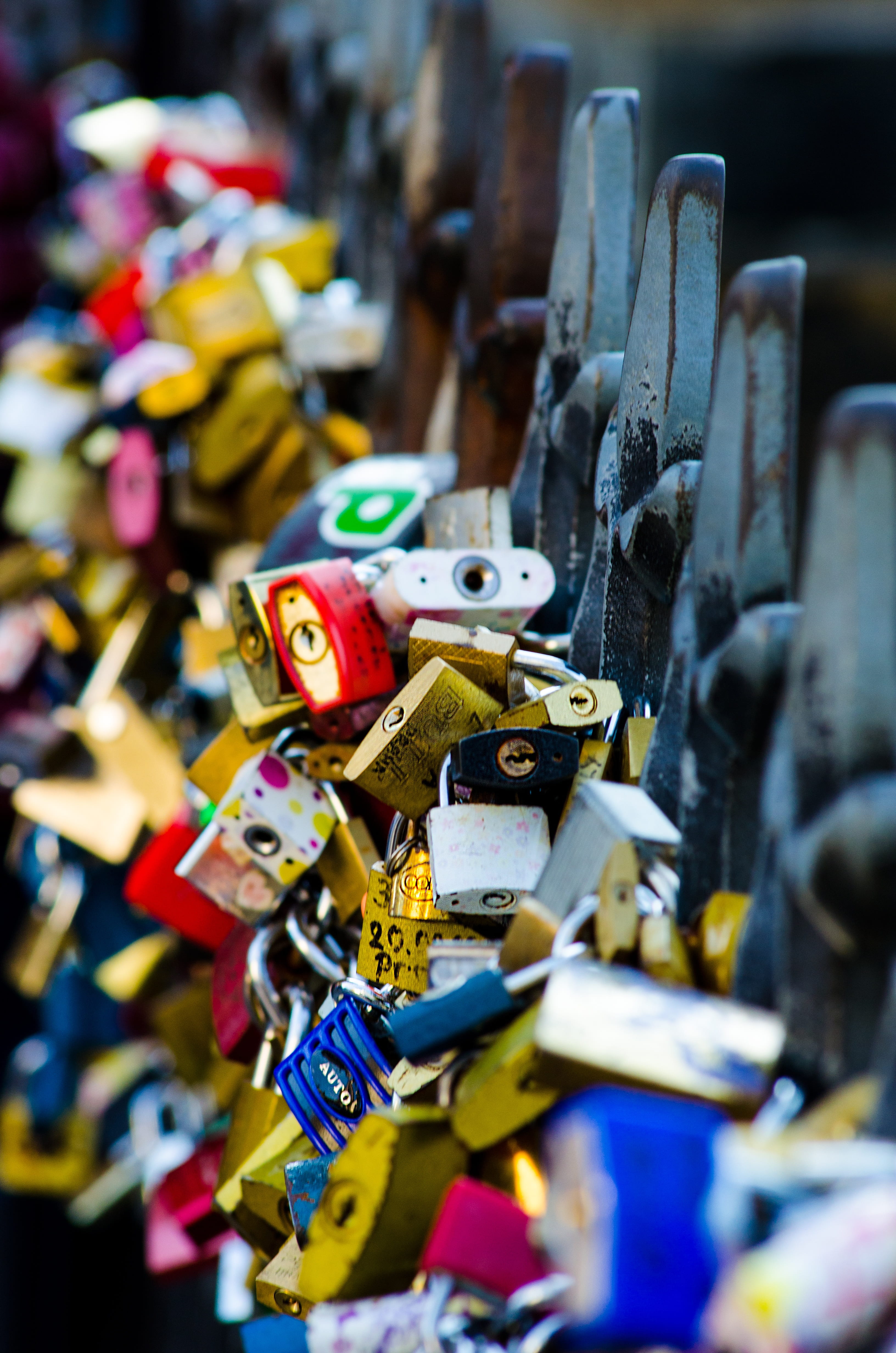 love oath, promise, day, still life, padlock, love symbol, capping, toy, friendship palace, symbol, abundance, bridge, prague, charles bridge, for sale, Phone HD Wallpaper