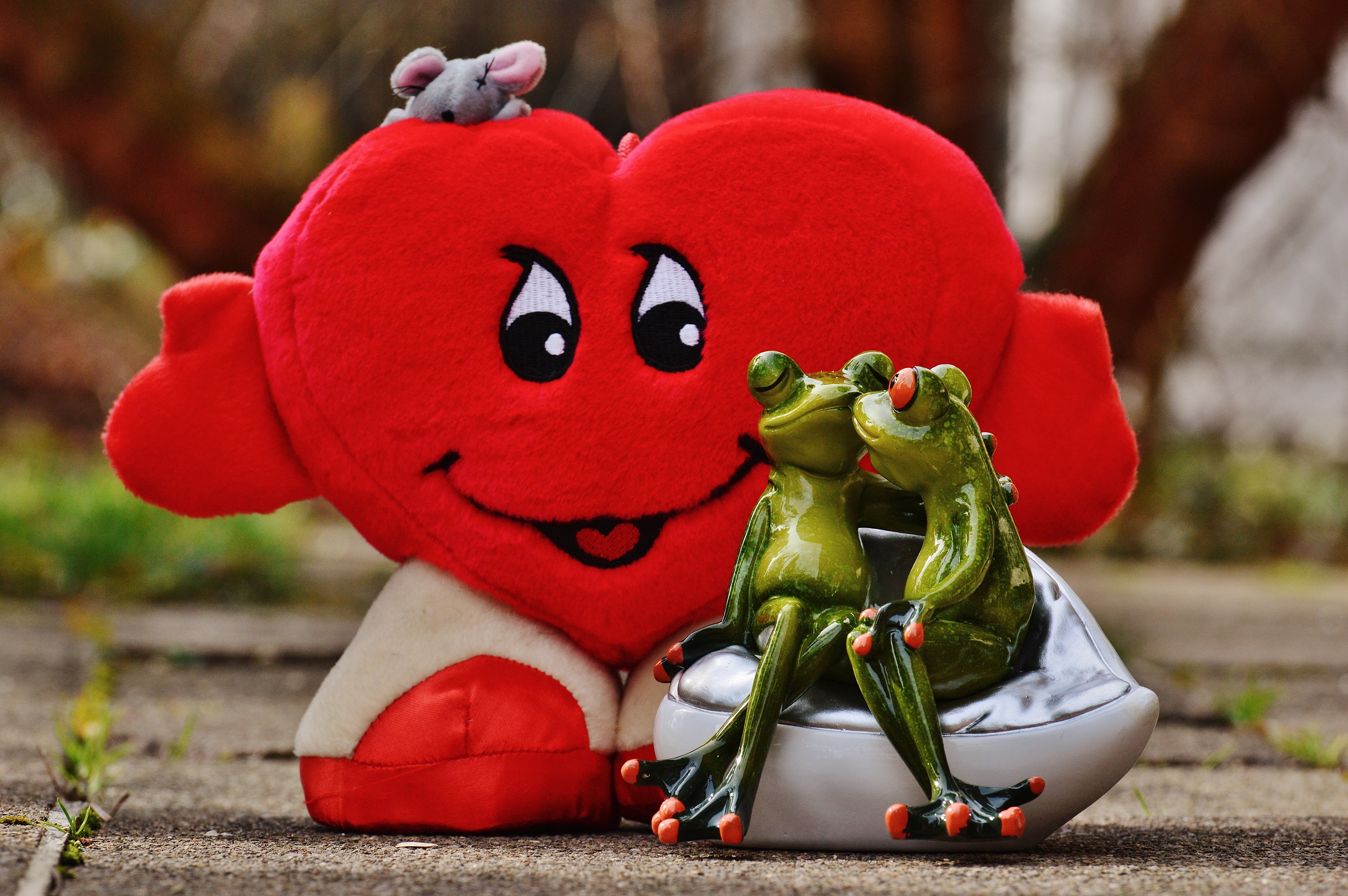 art and craft, affection, figurine, combines, still life, flirt, close-up, day, happy, frogs, together, heart, figure, toy, deco, craft, creativity, couple, HD Wallpaper