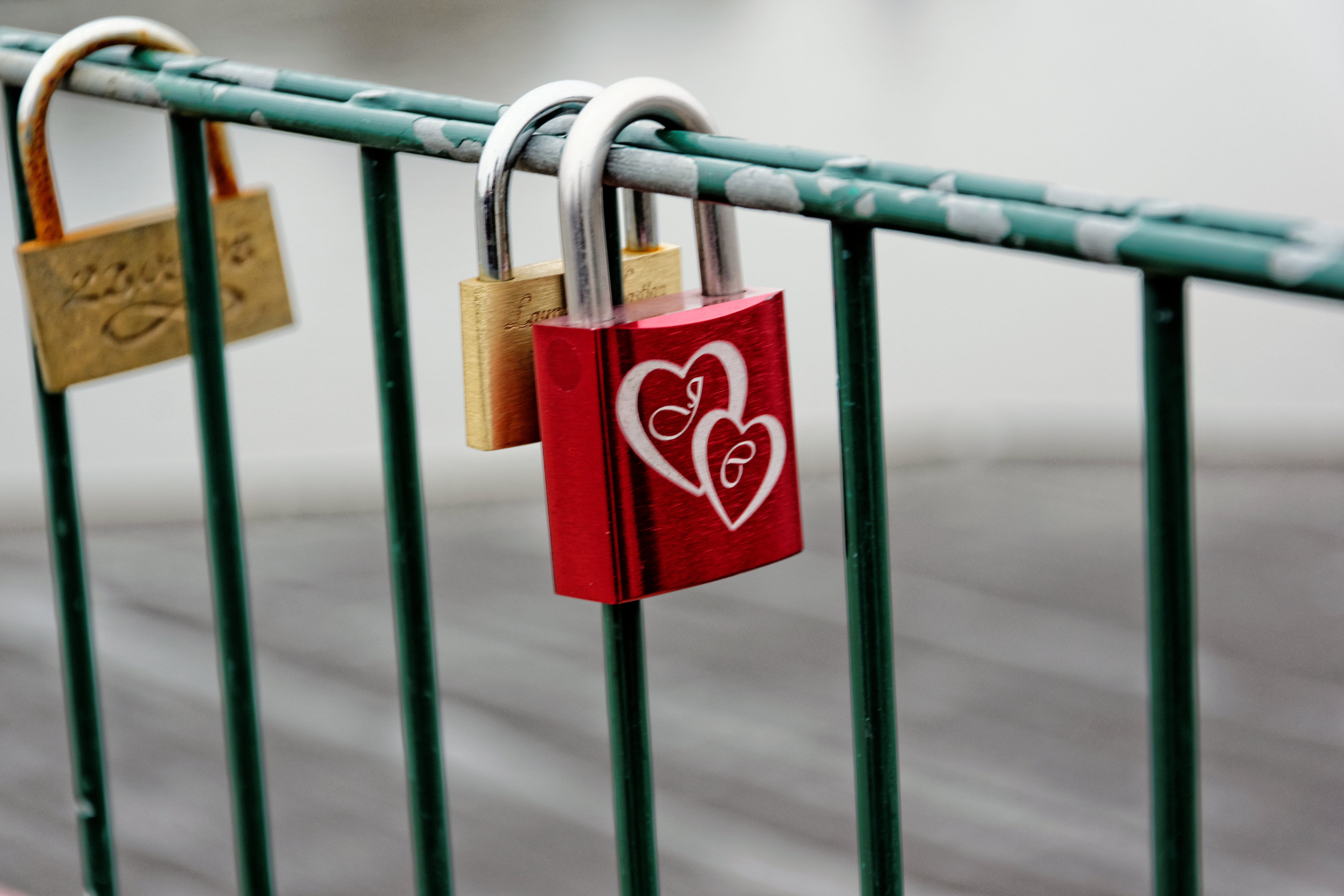 lock, 5K, safety, Grid, red, barrier, day, Love, no people, key, protection, Dreams, positive emotion, forever, close-up, safe, railing, emotion, security, HD Wallpaper