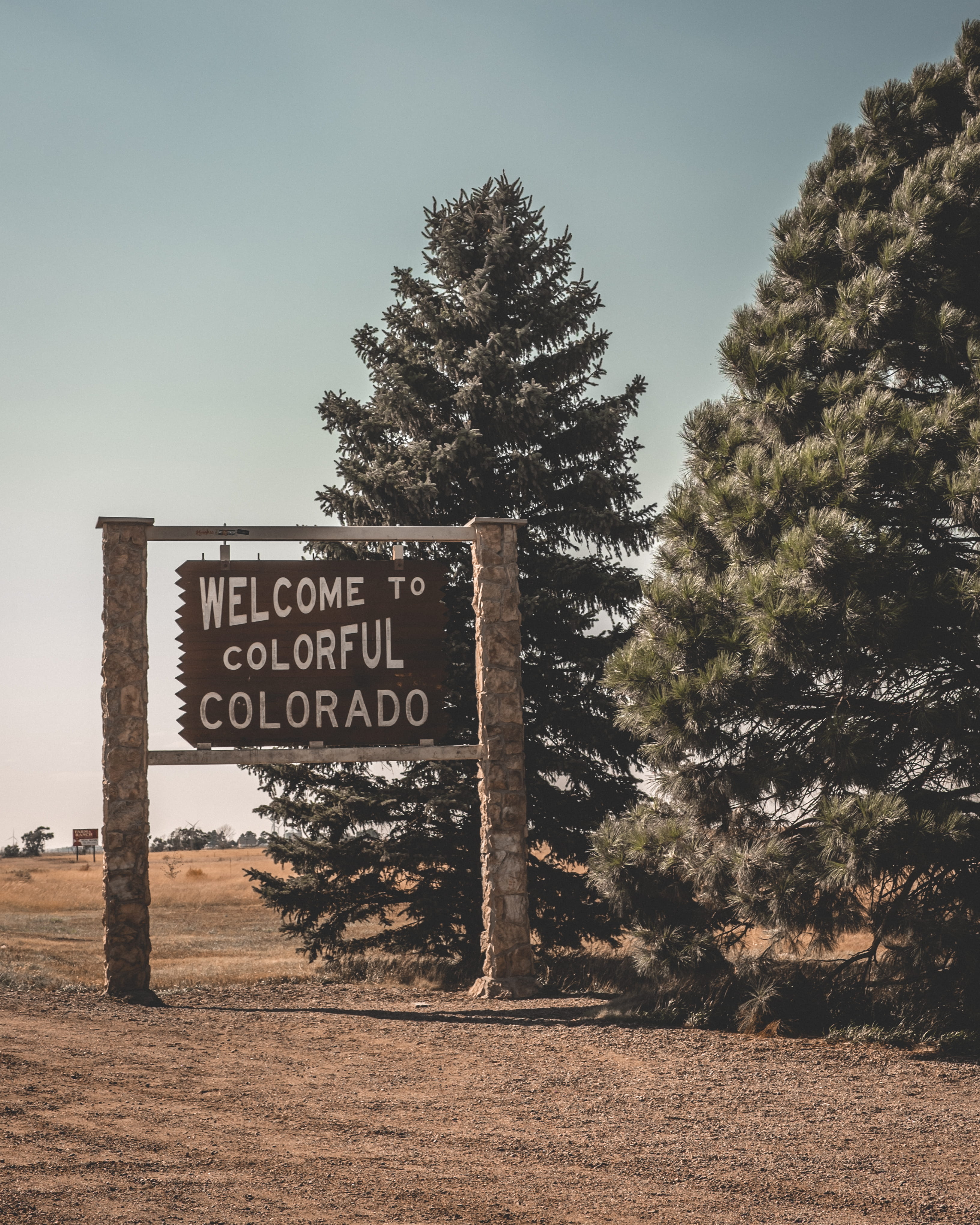beside, nature, conifer, colorful, colorado, outside, tree, plant, sign, welcome, gravel, field, no people, day, landscape, 4K, communication, text, tranquility, Phone HD Wallpaper