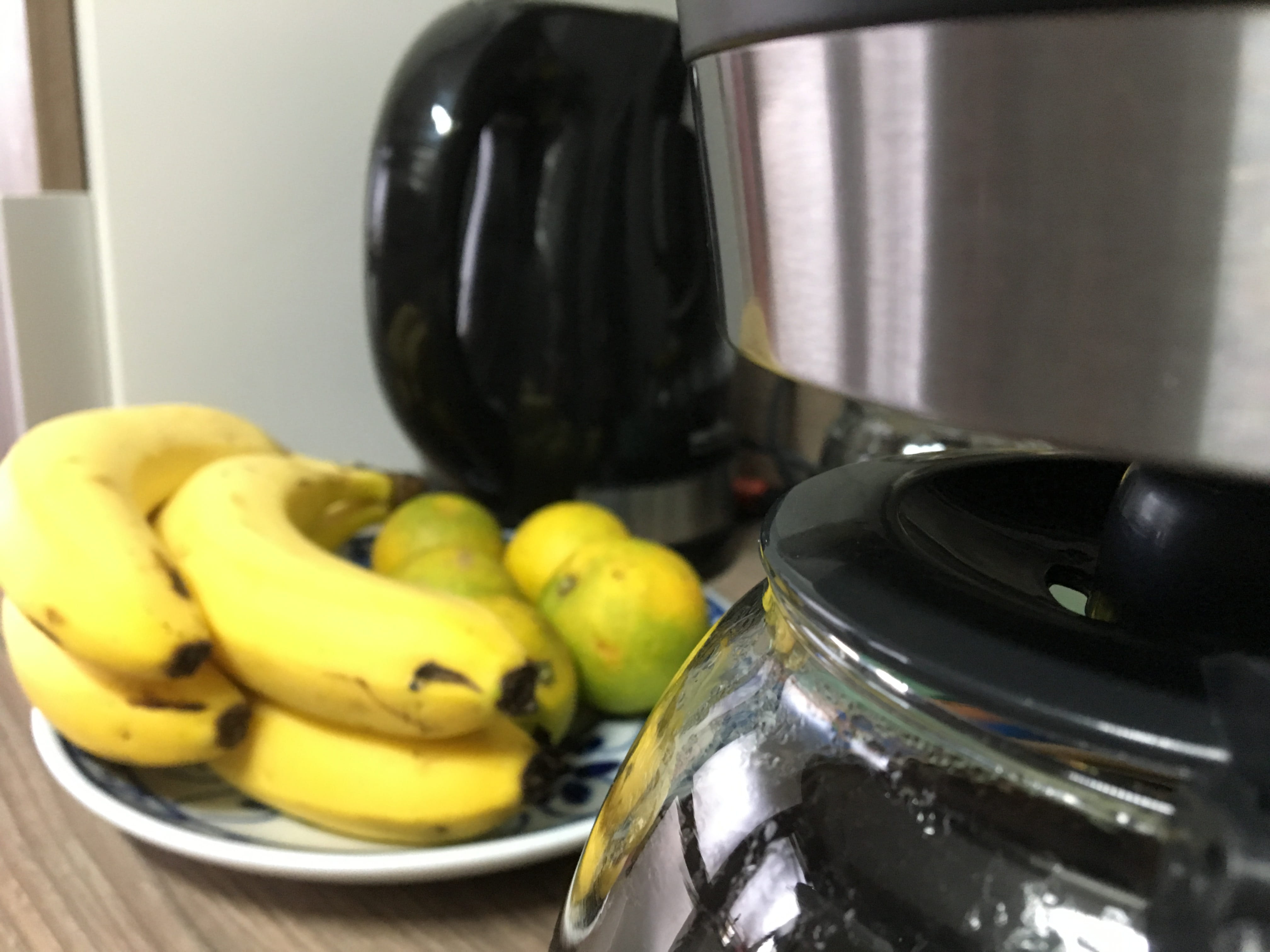 banana, still life, yellow, home, preparation, 4K, cozinha, domestic kitchen, kitchen utensil, apple - fruit, bem bom, indoors, domestic room, steel, no people, HD Wallpaper