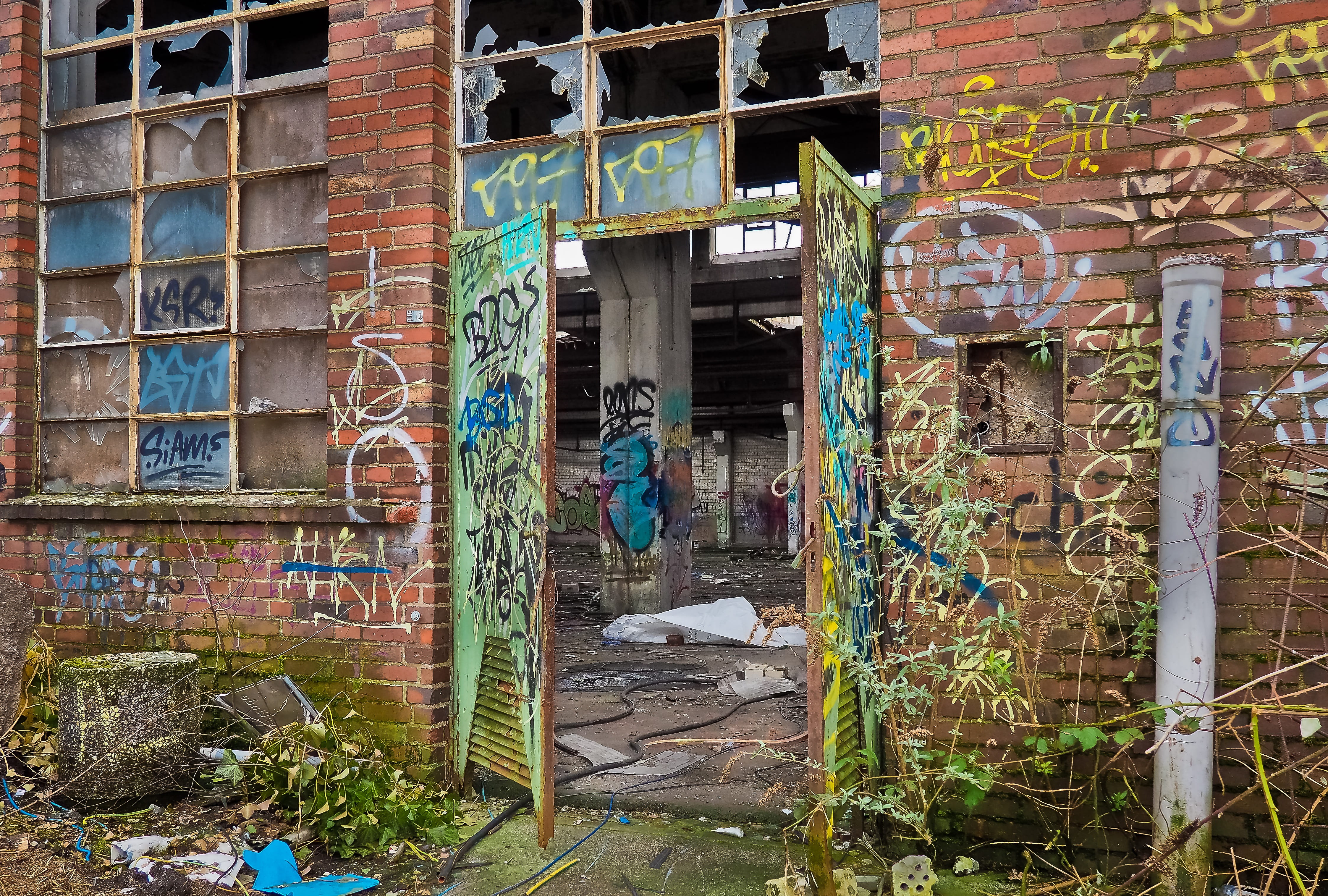 old building, Rooms, outdoors, architectural column, leave, factory building, abandoned, no people, day, Lost, brick, ruin, dark, architecture, atmosphere, HD Wallpaper