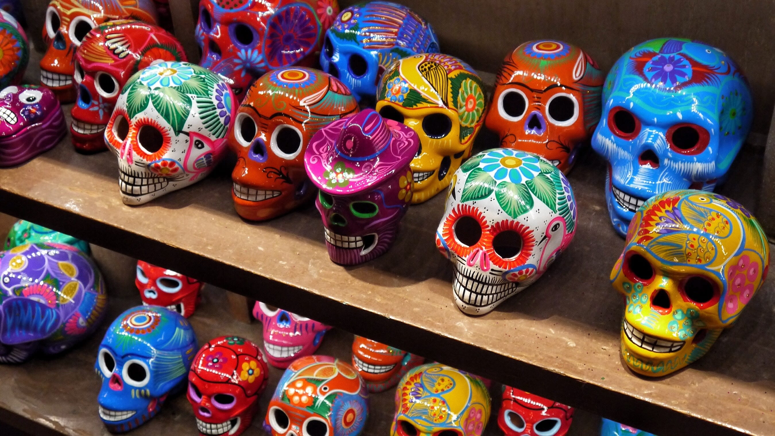 Skulls, arrangement, variation, in a row, decoration, indoors, for sale, Dead, shelf, large group of objects, multi Colored, ornament, muertos, animal representation, HD Wallpaper