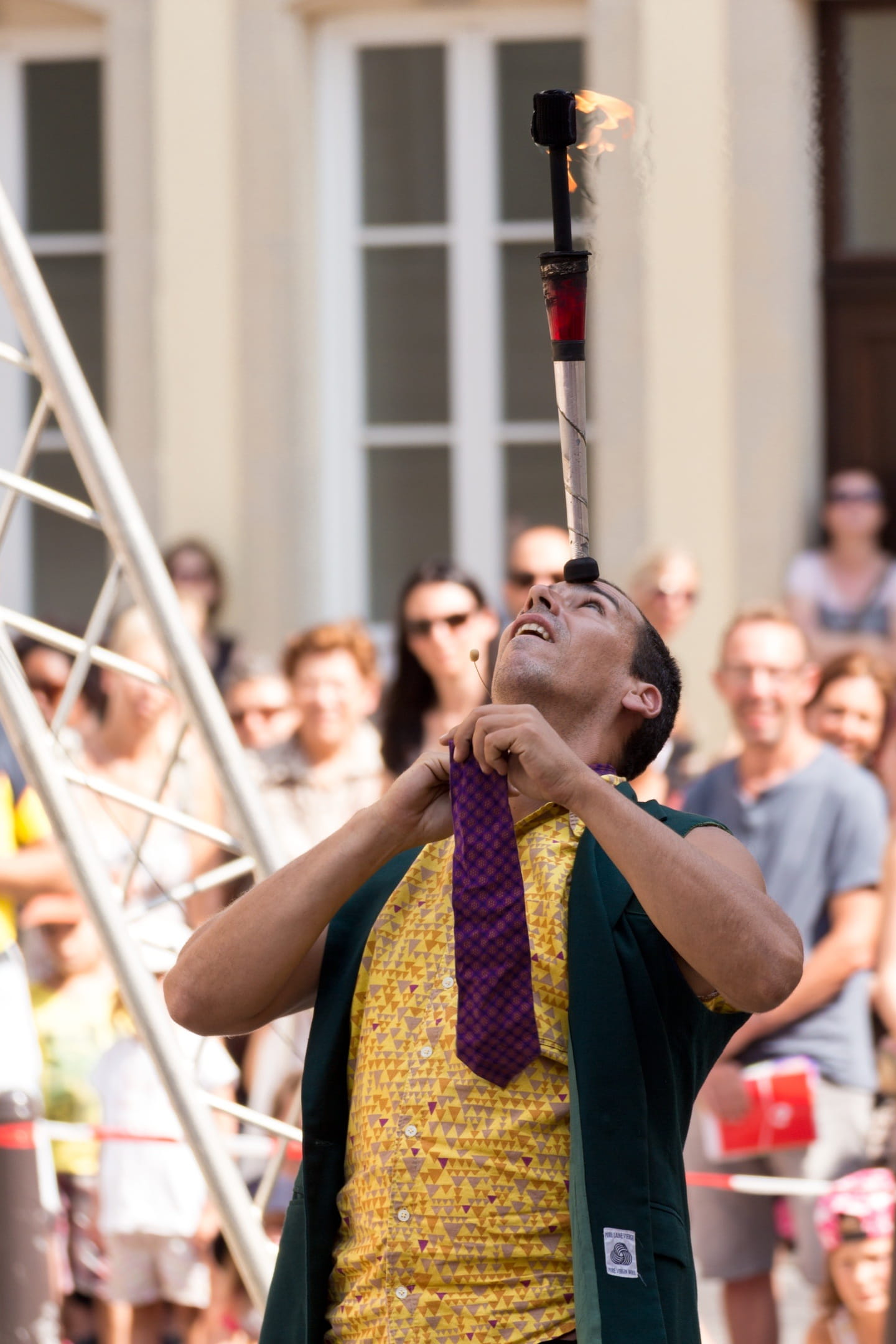 event, standing, 1080P, women, adult, young men, day, men, focus on foreground, group of people, looking, juggler, young adult, luxembourg, street artists, Phone HD Wallpaper