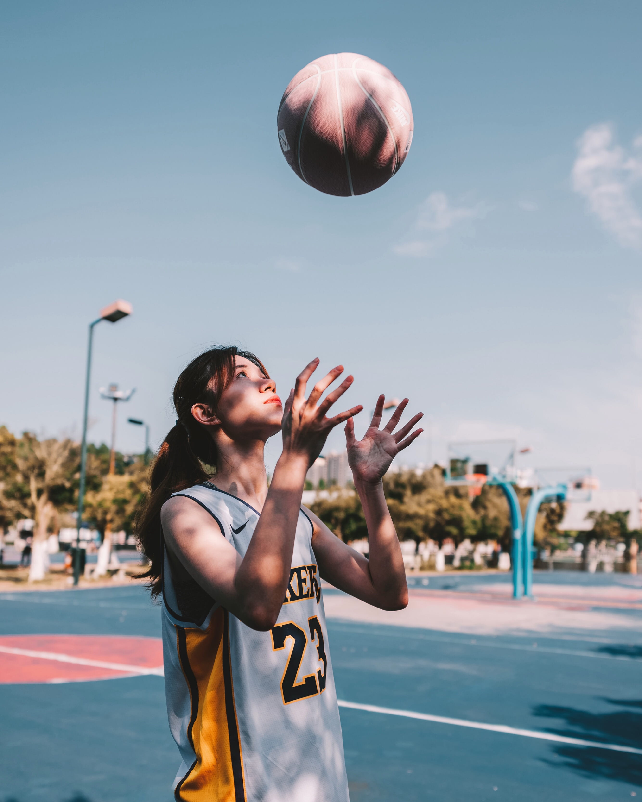45 cunjin 5th cross rd, basketball - ball, juggling, 2K, men, one person, mid-air, basketball court, human, egg, team, clothing, sphere, incidental people, Phone HD Wallpaper
