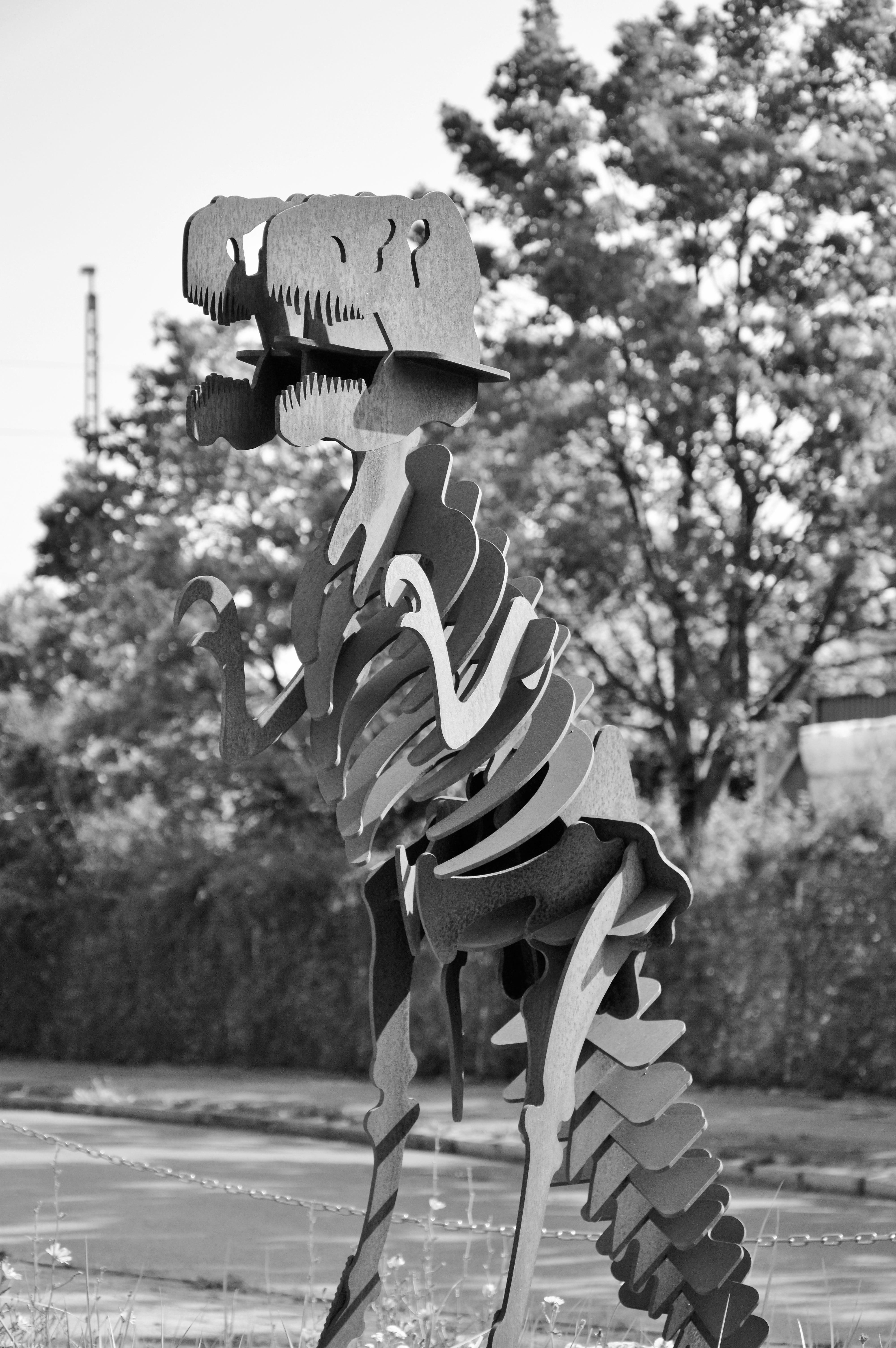 metal, tyrannosaurus rex, day, artwork, dinosaur, architecture, carnivorous dinosaurs, focus on foreground, hagbard, t rex, representation, black white, Phone HD Wallpaper