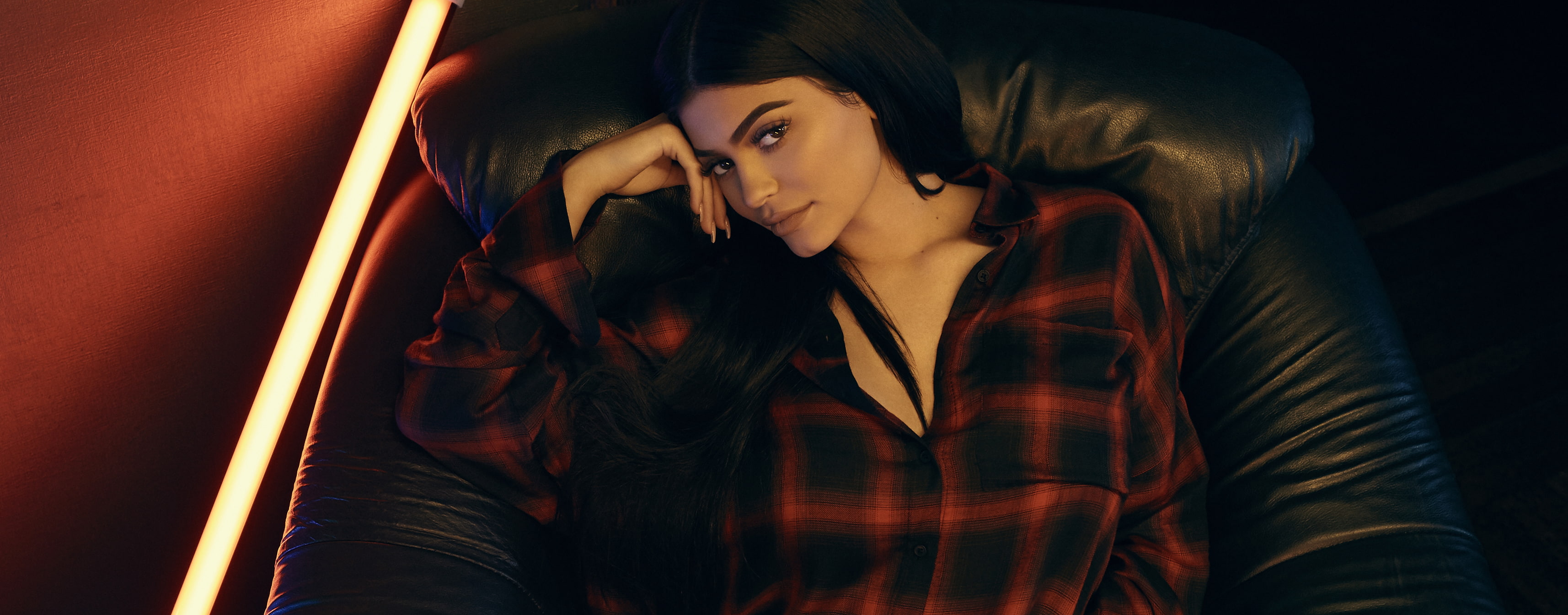 2K, black, red, well, checkered, dress, wearing, room, leather, HD, lying, woman, shirt, Kylie Jenner, inside, chair, lit, sofa, HD Wallpaper