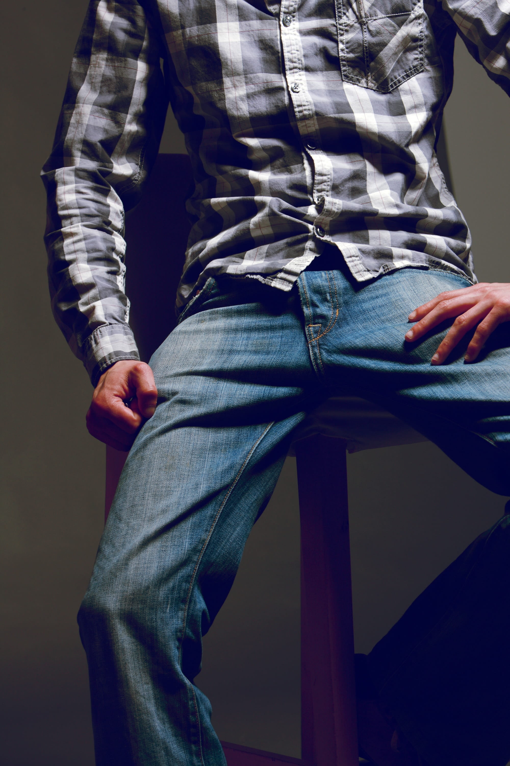squat, jeans, clothing, hand, 2K, standing, textile, fashionable, lifestyles, relaxation, indoors, people, body part, gray, casual clothing, midsection, Phone HD Wallpaper