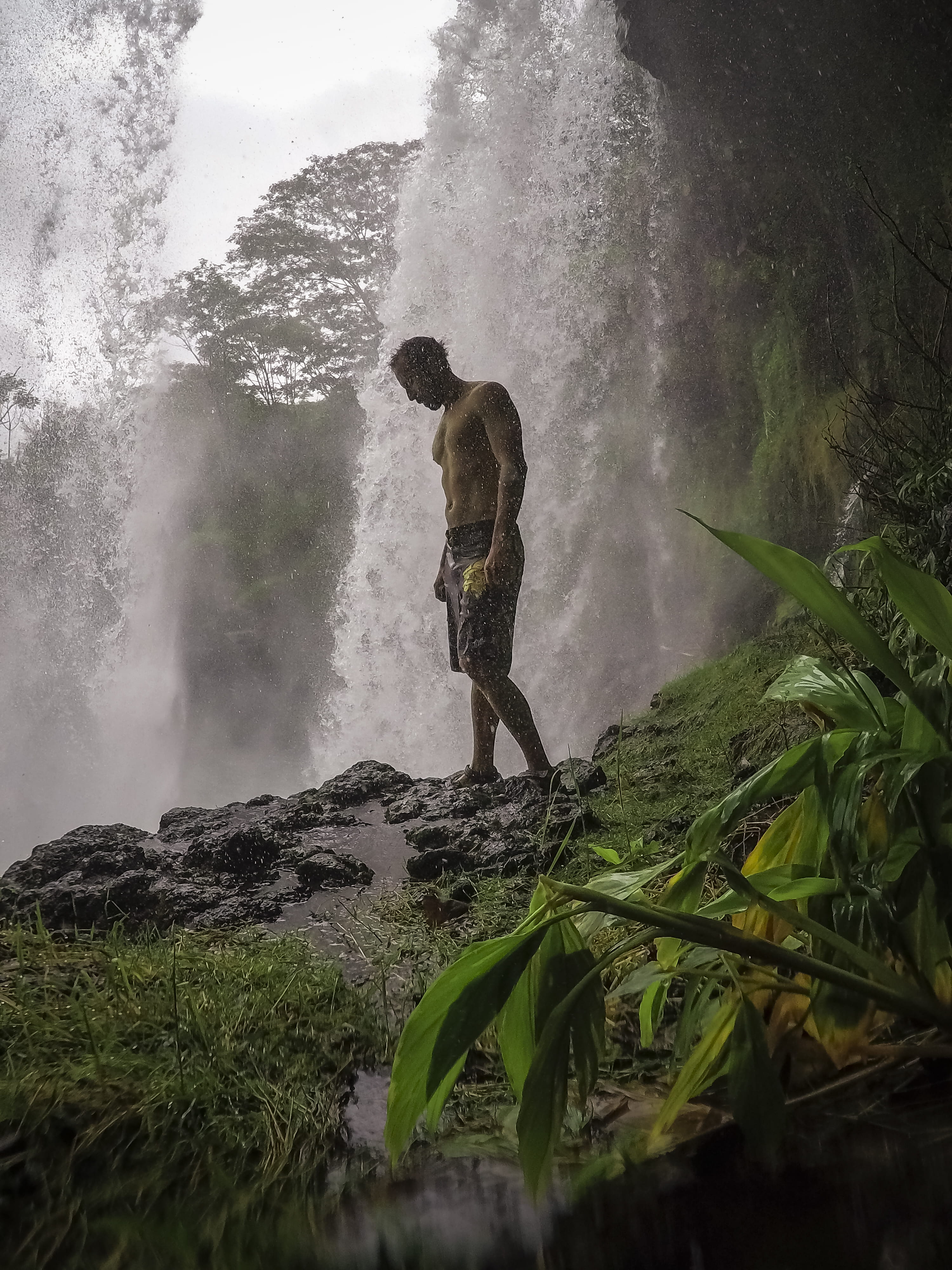 real people, beauty in nature, water, long exposure, hawaii, standing, motion, men, day, power in nature, leisure activity, man, plant, hilo, boiling pots, Phone HD Wallpaper