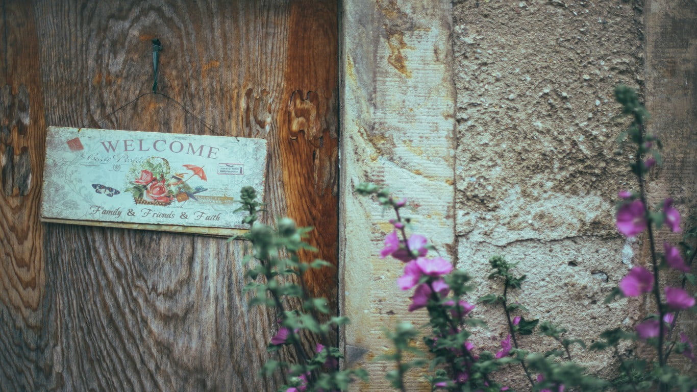 western script, built structure, communication, floral pattern, 720P, textured, entrance, nature, welcome, sign, close-up, outdoors, board, day, architecture, HD Wallpaper