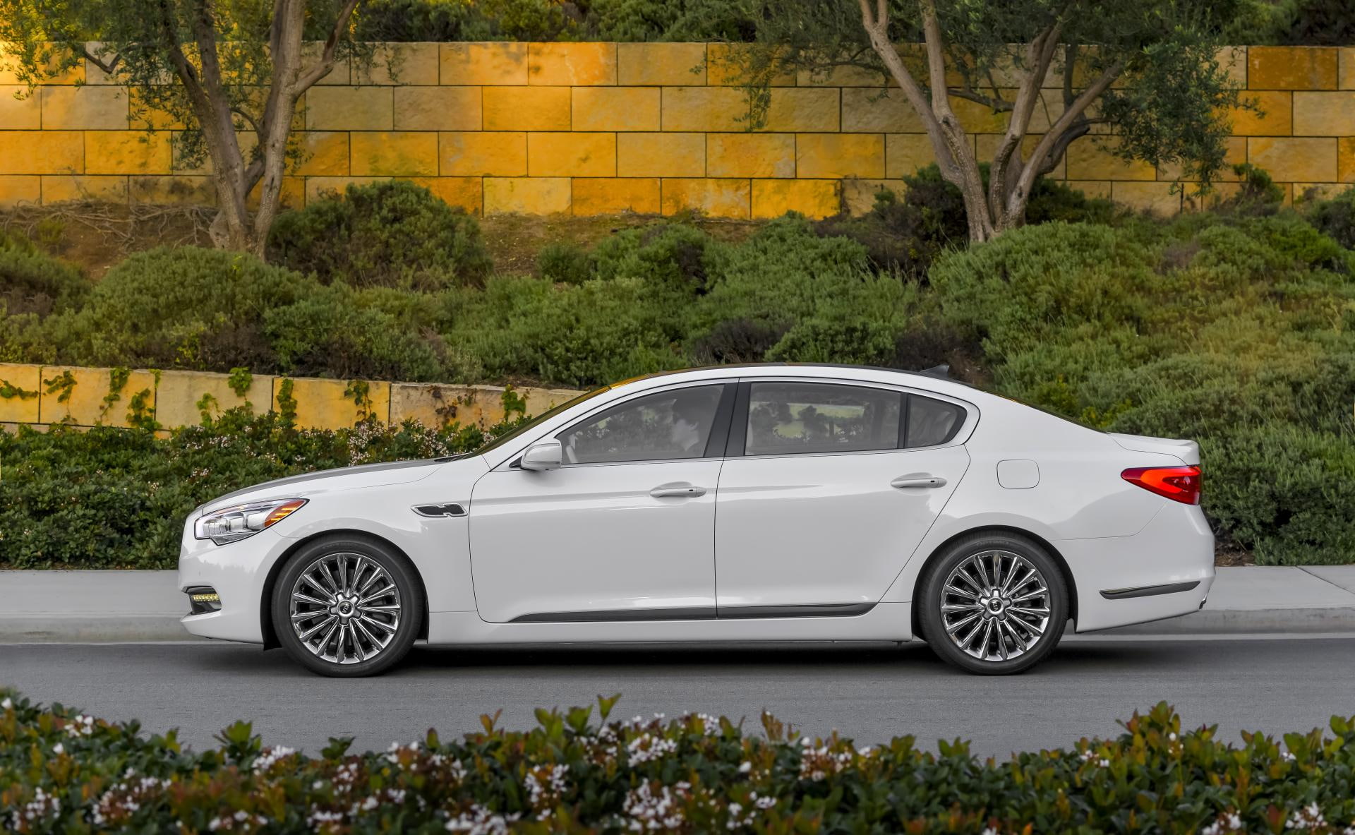wealth, stationary, 1080P, tree, plant, transportation, architecture, luxury, road, mode of transportation, travel, k, motor vehicle, land vehicle, day, HD Wallpaper