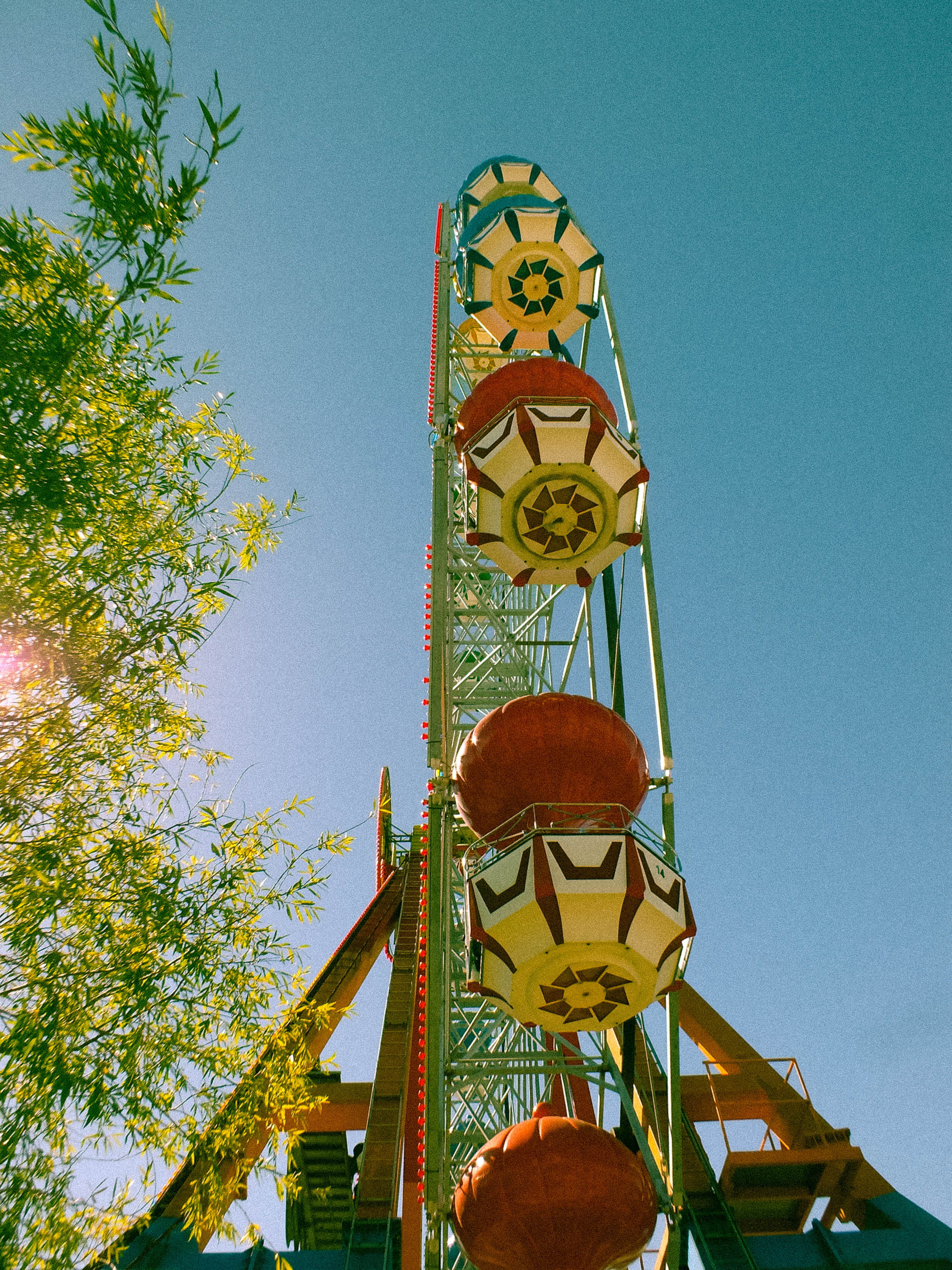 fairground, 2K, white, joy, sky, nature, beside, eye, tumblr, built structure, worm, green, arts culture and entertainment, amusement park, Phone HD Wallpaper