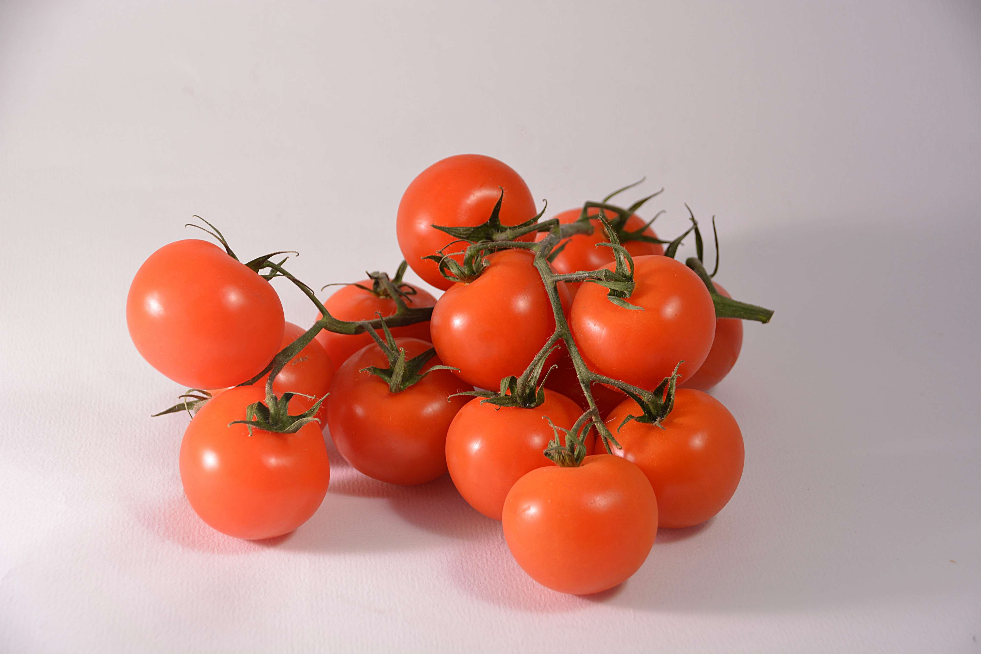 still life, indoors, red, 4K, ripe, group of objects, alimentation, fruit, cherry tomato, no people, plant, raw food, nature, close-up, tomates, food, HD Wallpaper