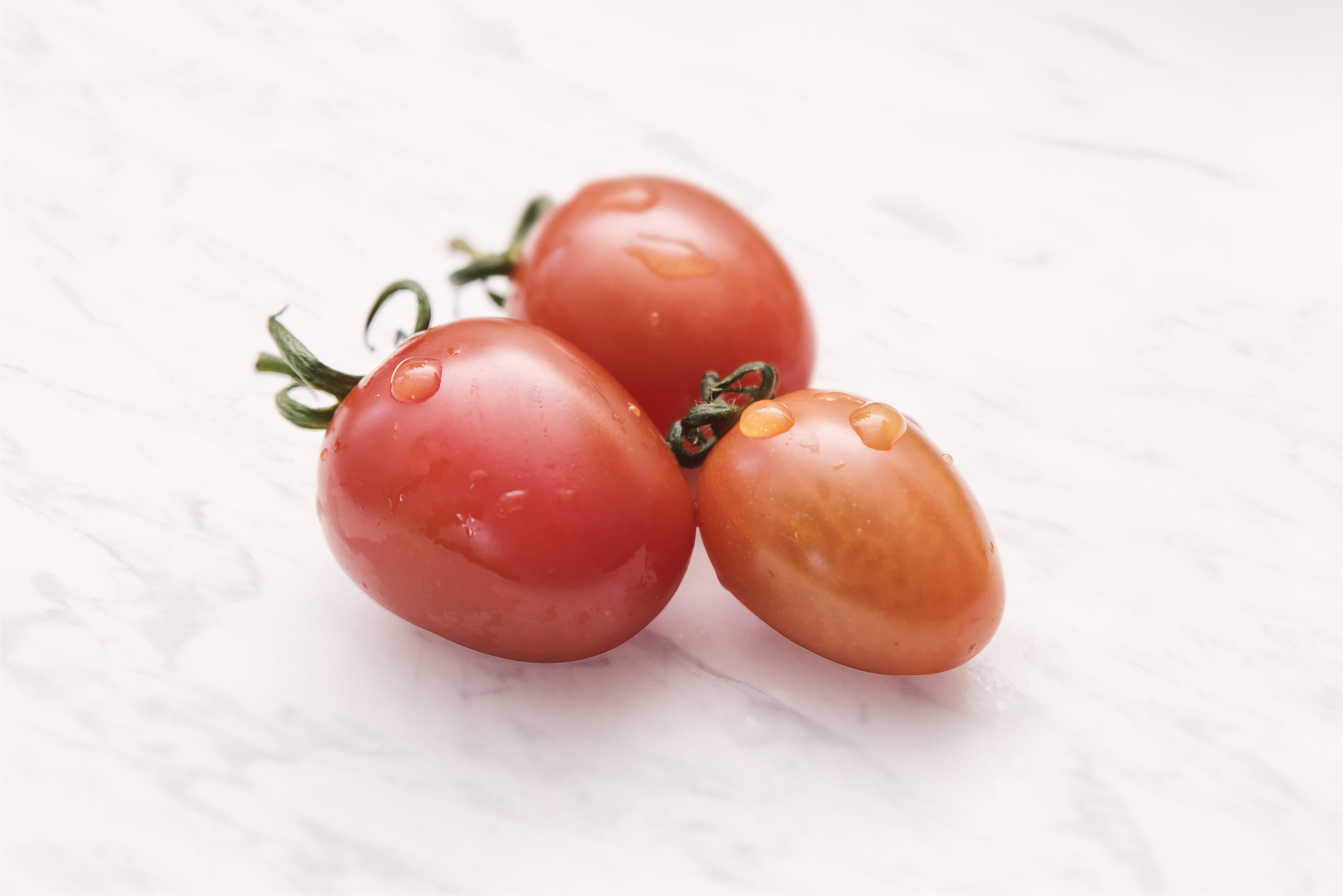 selective focus, focus on foreground, high angle view, no people, 2K, fruit, raw food, fresh, cherry tomato, wellbeing, freshness, indoors, food styling, HD Wallpaper