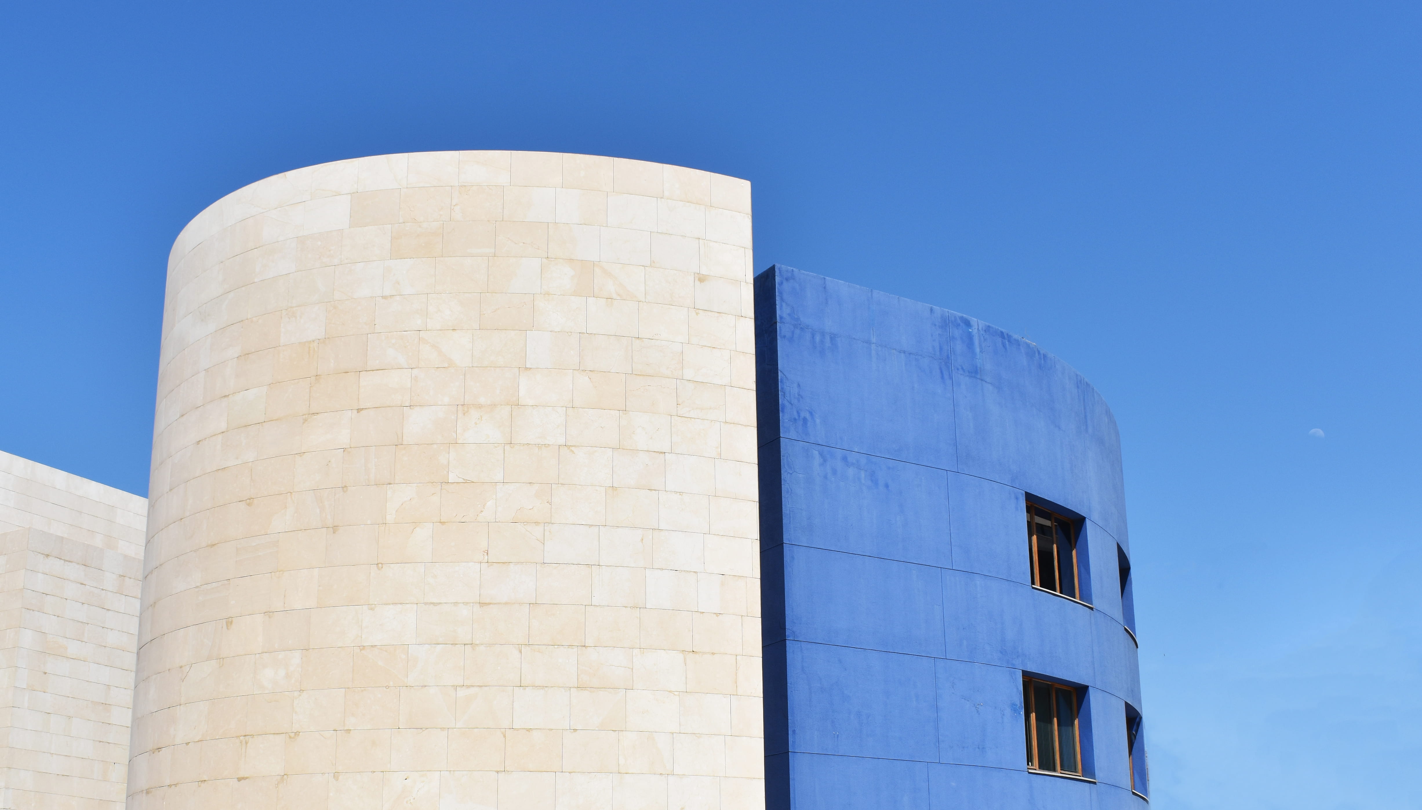 concrete, business, copy space, nature, office, building exterior, sky, blue, day, outdoors, guggenheim, peggy guggenheim, no people, place of work, wall - building feature, HD Wallpaper