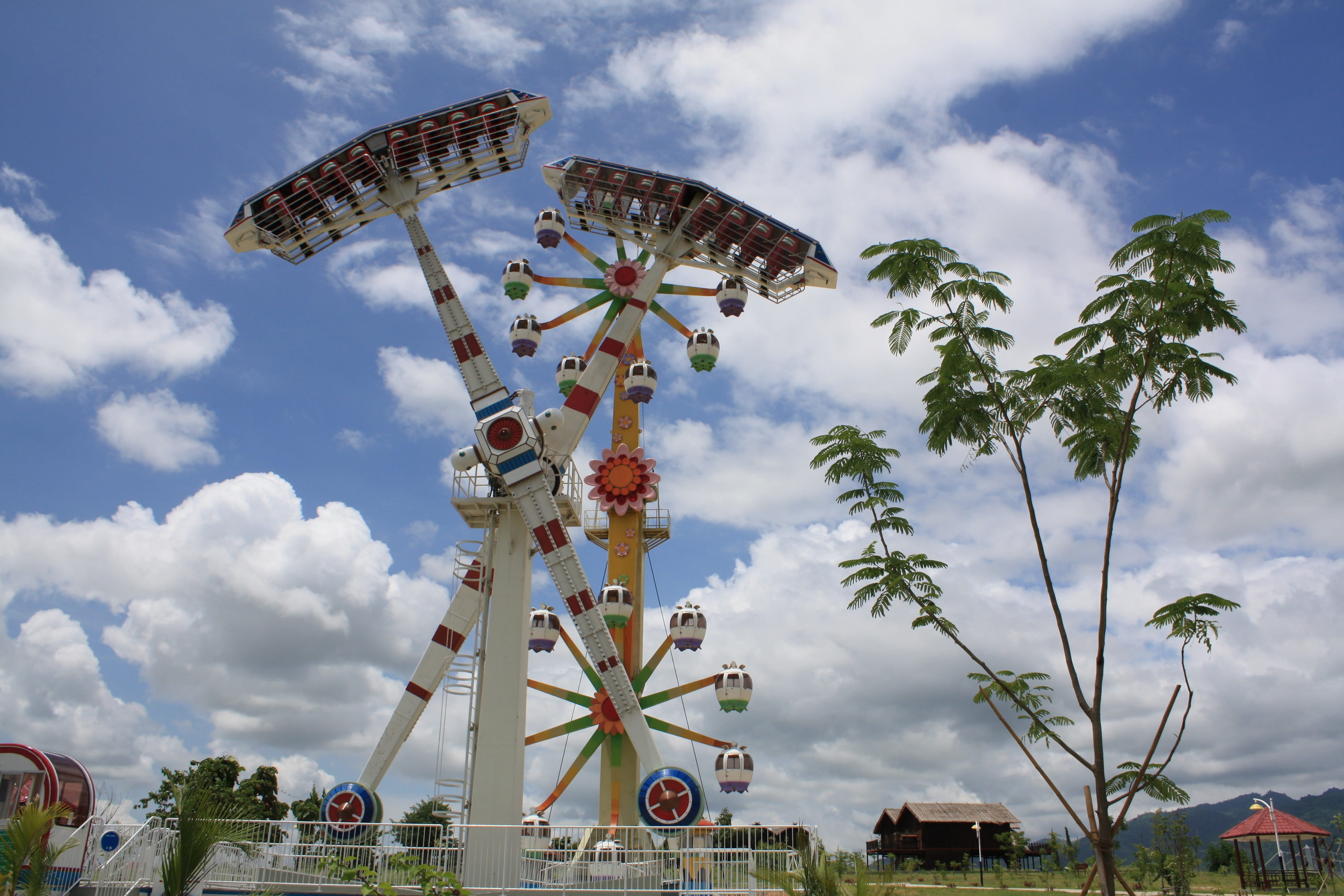 outdoors, low angle view, building exterior, leisure activity, 4K, fairground, arts culture and entertainment, amusement park, amusement park ride, day, HD Wallpaper