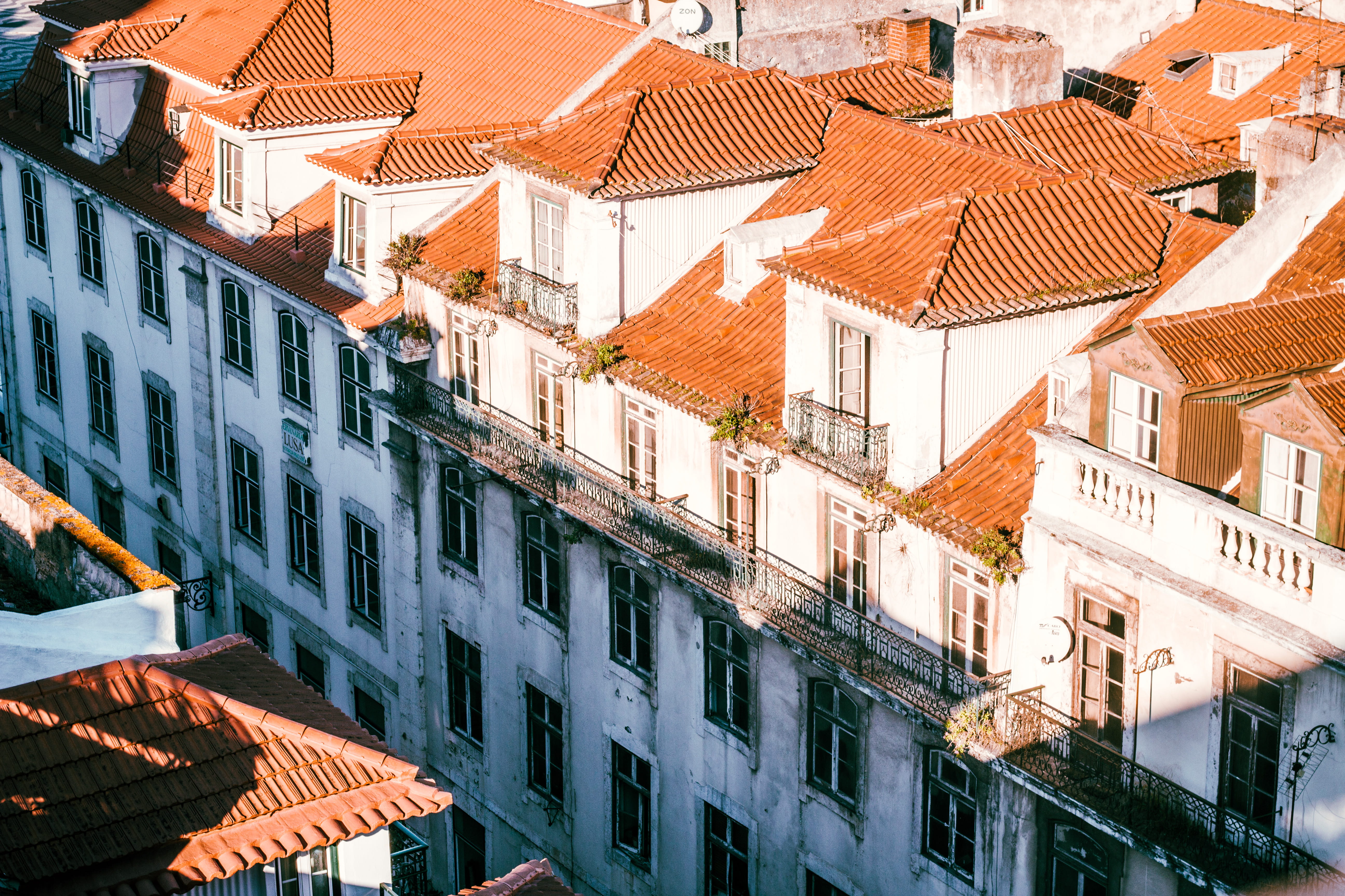 travel, roof, lisbon, no people, nature, portugal, in a row, visit, 5K, roof tile, architecture, lisbonne, tile roof, lisboa, roofs of lisbon, apartment, HD Wallpaper