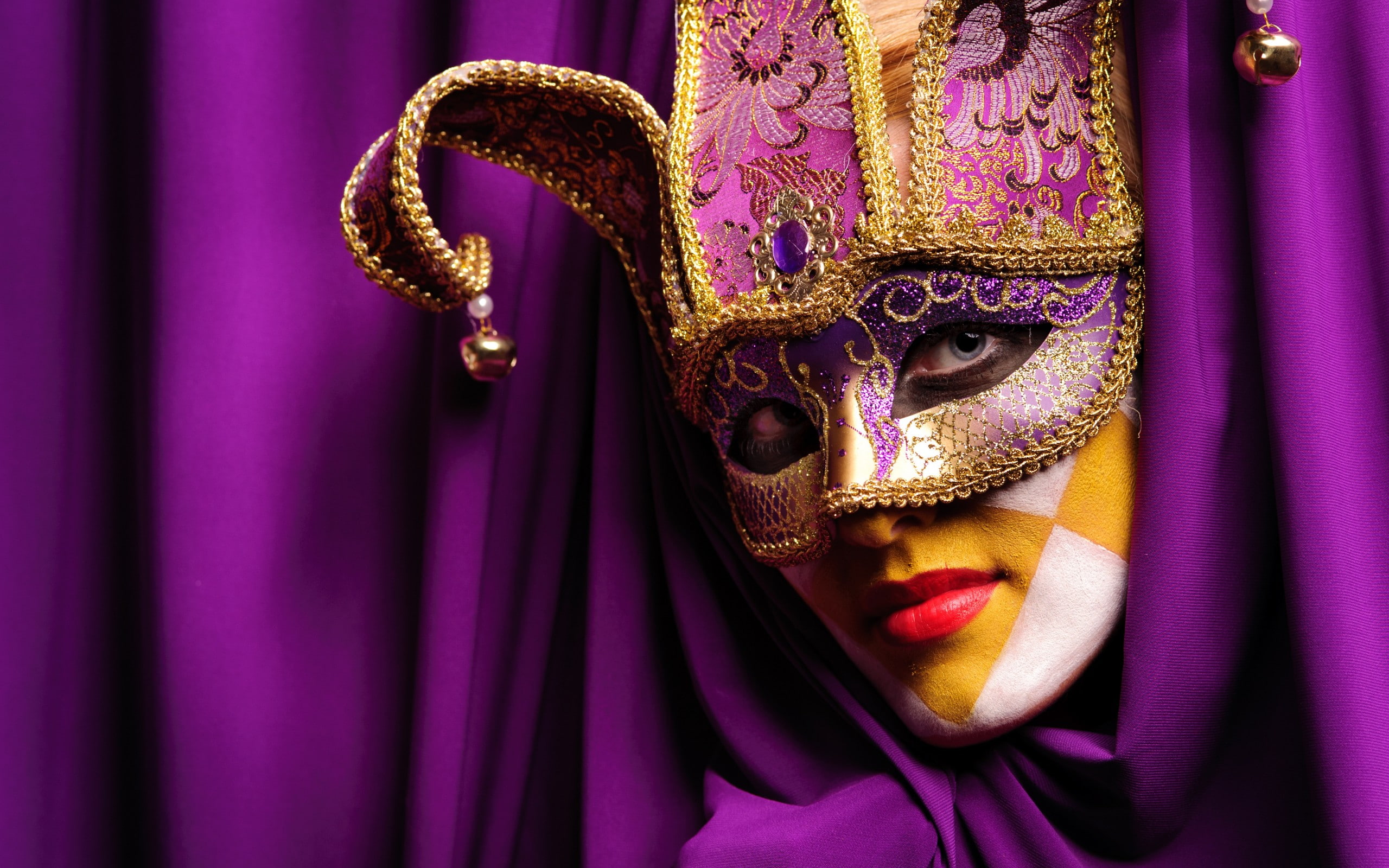 s, 2K, colored, purple, photography, women, jester, mask, gold, hd, white, hat, HD Wallpaper