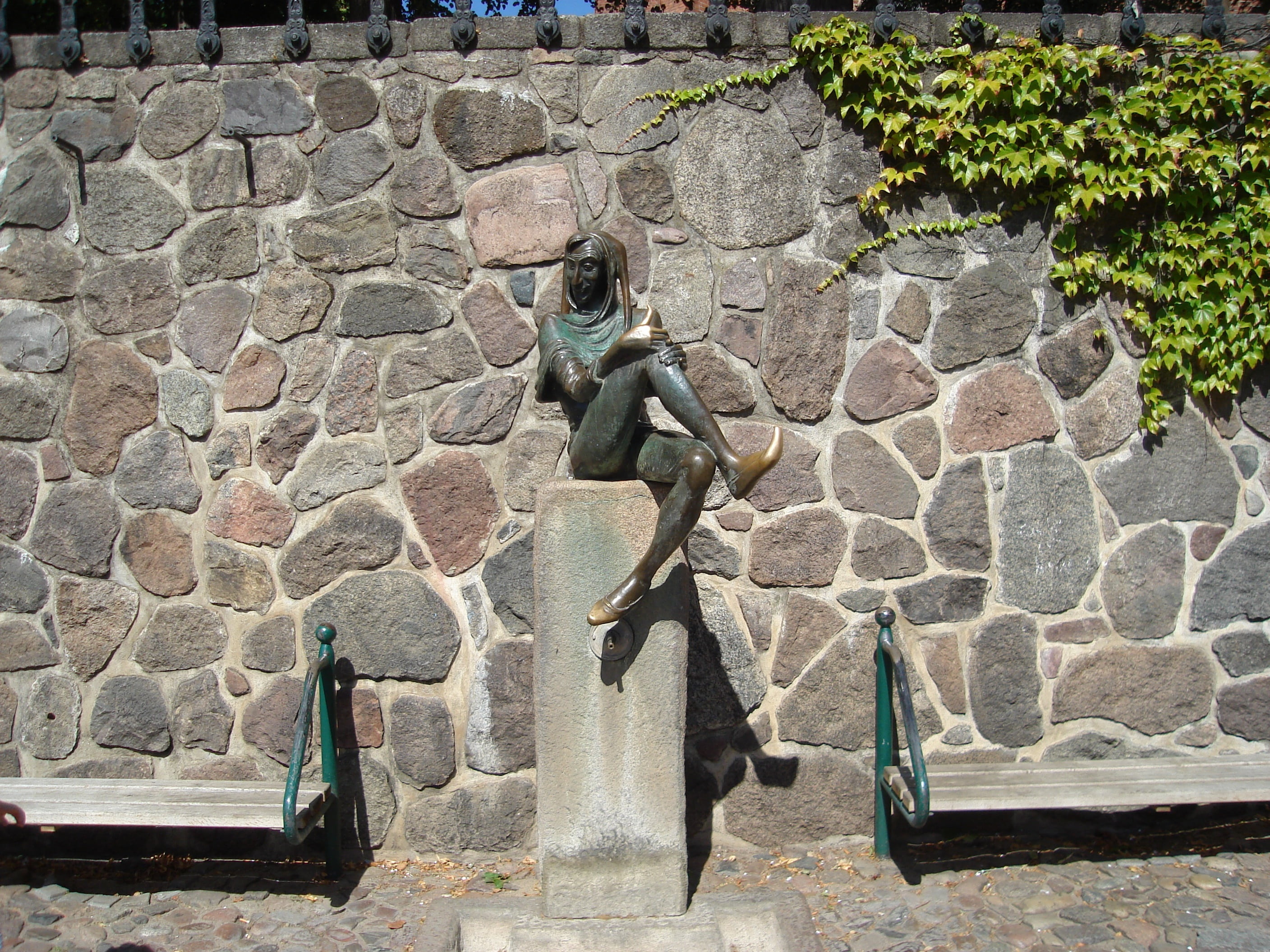 statue, wall, 2K, ancient civilization, outdoors, figure, the past, day, solid, eulenspiegel, art and craft, craft, no people, bronze, architecture, sunlight, HD Wallpaper