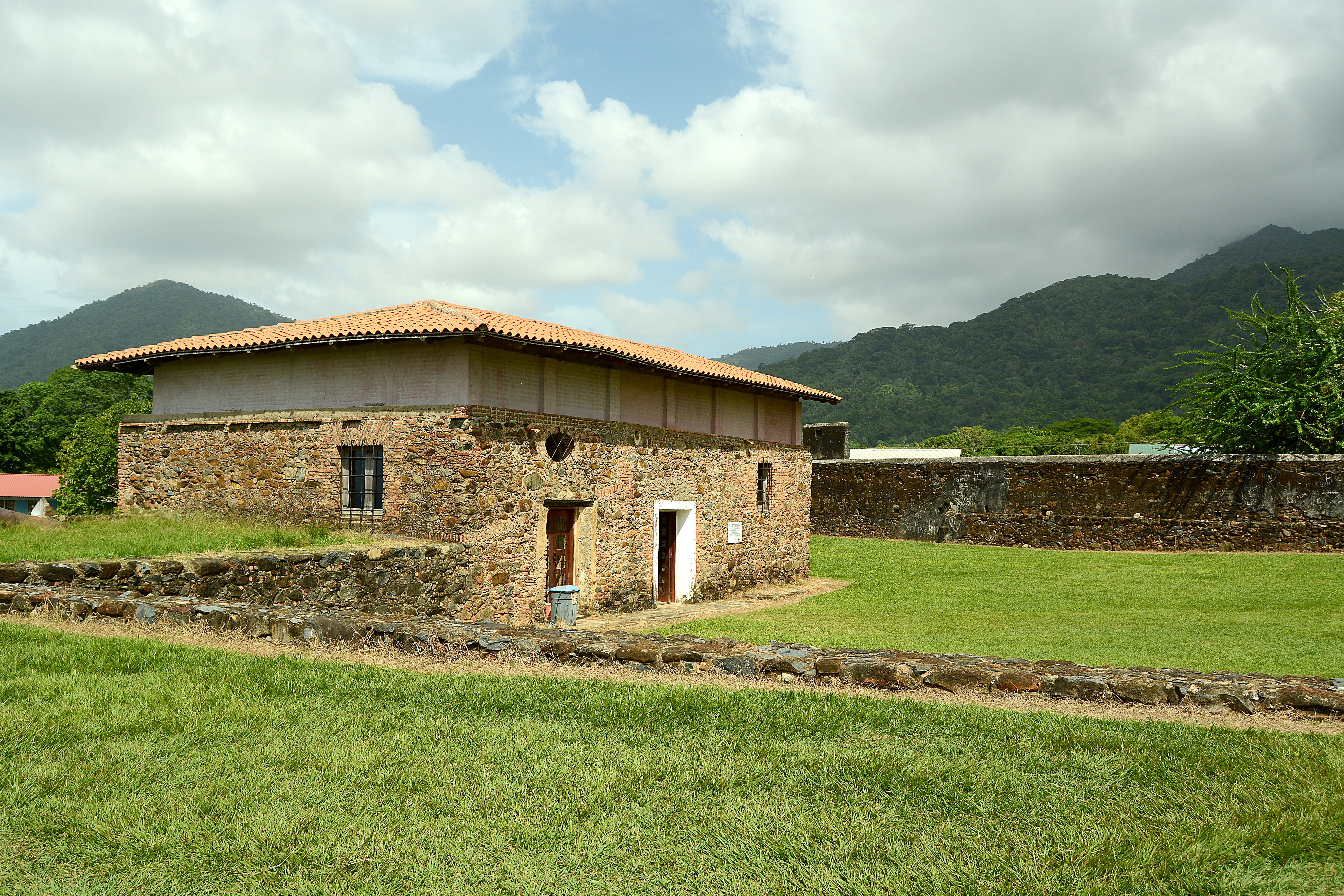 house, outdoors, land, sky, ihah, colon, museum, nature, Trujillo, history, tree, building exterior, rural scene, castle, Honduras, strong, Barbara, mountain, HD Wallpaper
