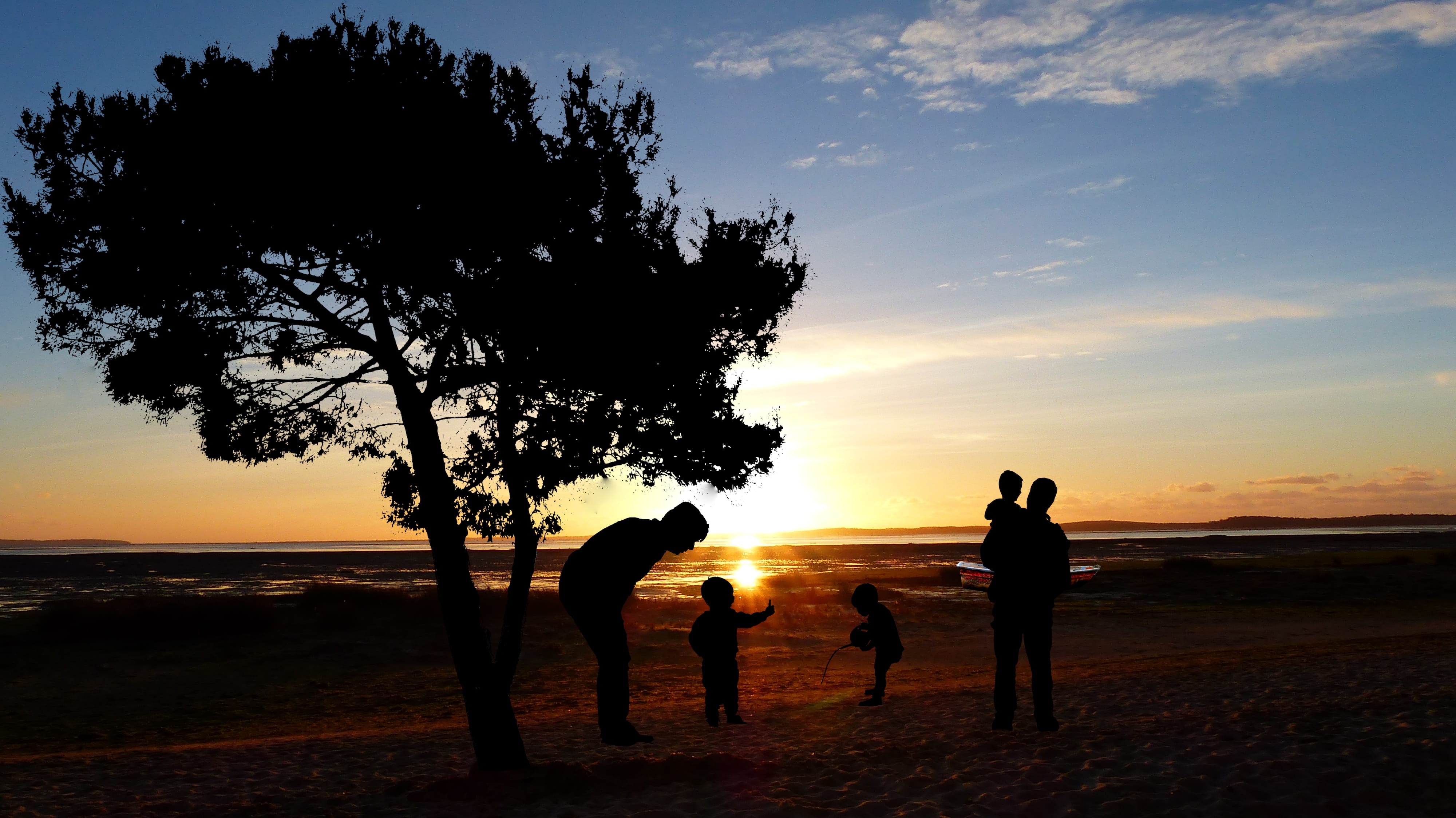 family, happy, leisure activity, scenics - nature, beauty in nature, beach, silhouette, parents, sea, group of people, cloud - sky, child, water, nature, HD Wallpaper