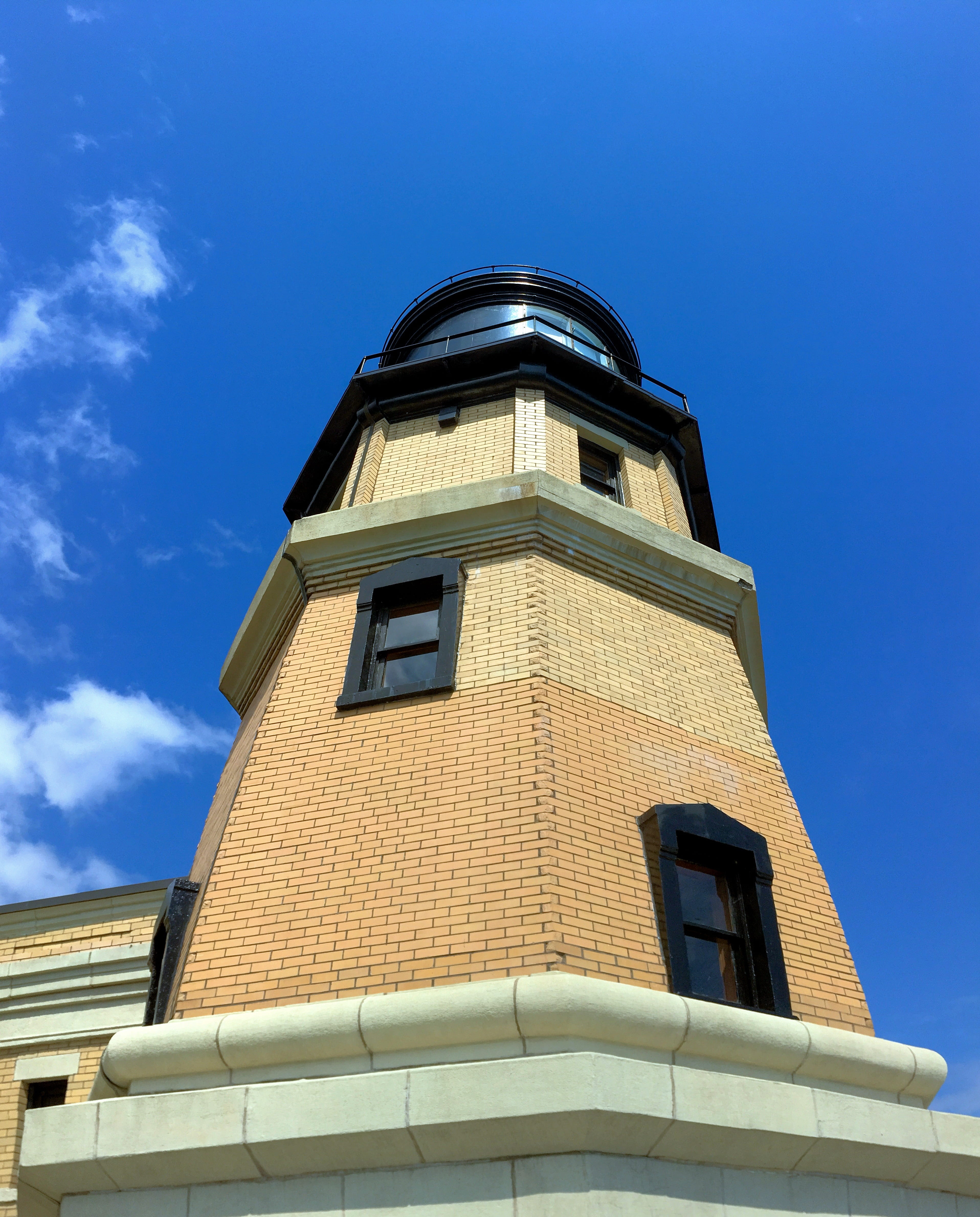 low angle view, clear sky, built structure, no people, north shore, residential district, split rock light, lake, sky, silver bay, rock, outdoors, old, Phone HD Wallpaper
