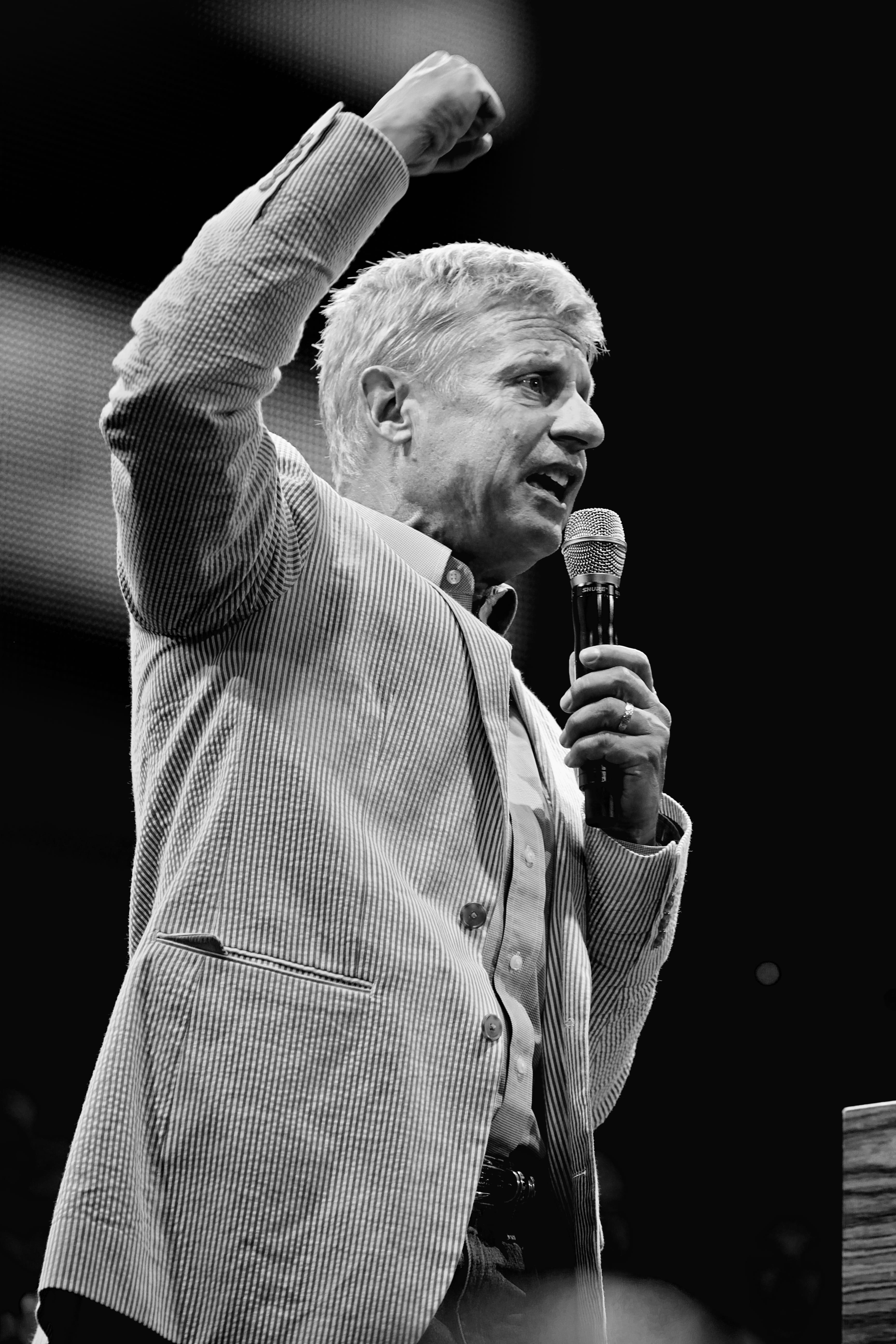 alcohol, Election, libertarian, one man only, men, refreshment, human arm, glass, waist up, real people, drinking, Gary Johnson, 5K, microphone, males, Phone HD Wallpaper
