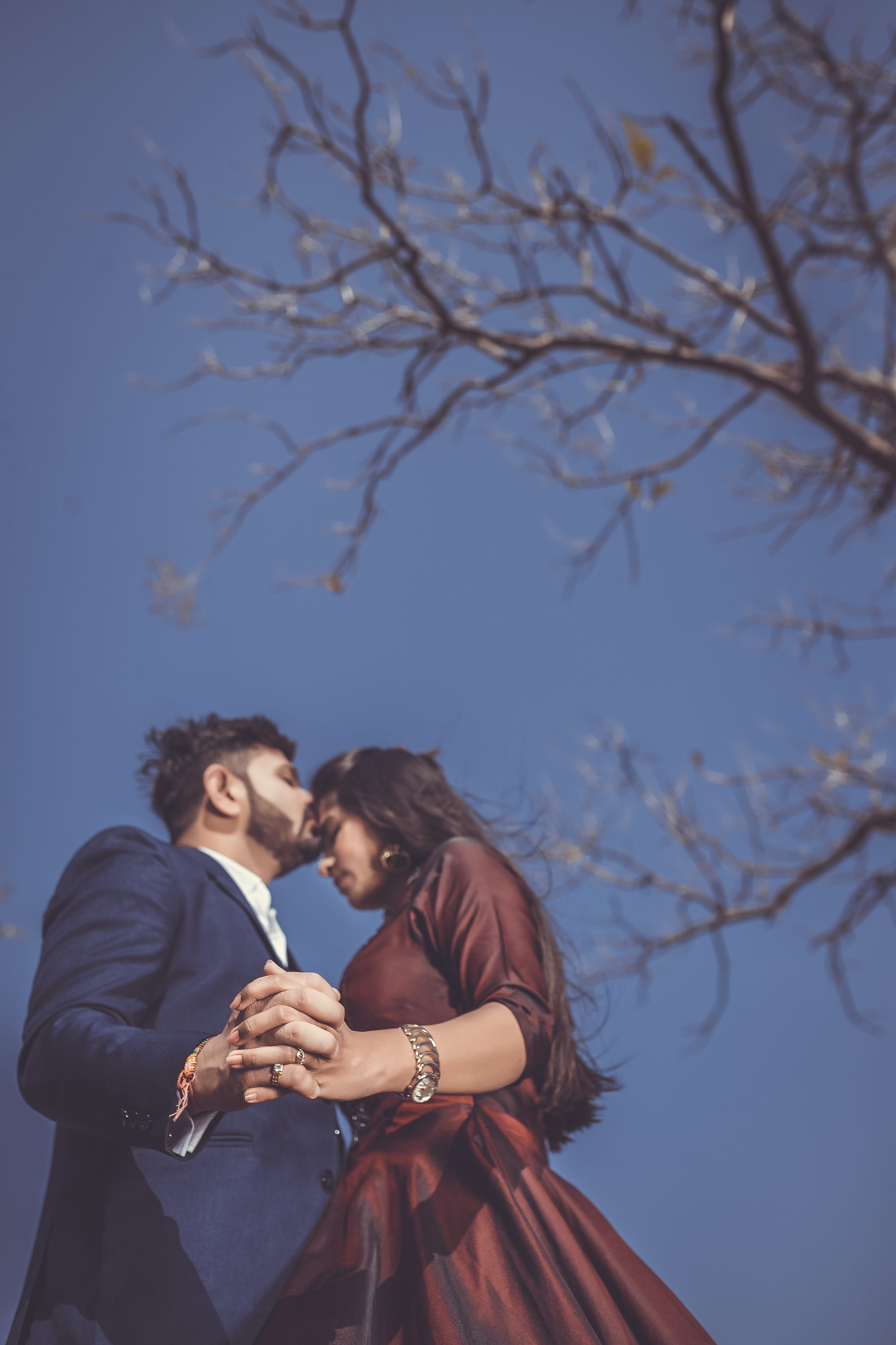 positive emotion, tree, affection, recreation, fashion, two people, holding hands, outside, togetherness, couple, 5K, adult, kissing, woman, photoshoot, Phone HD Wallpaper