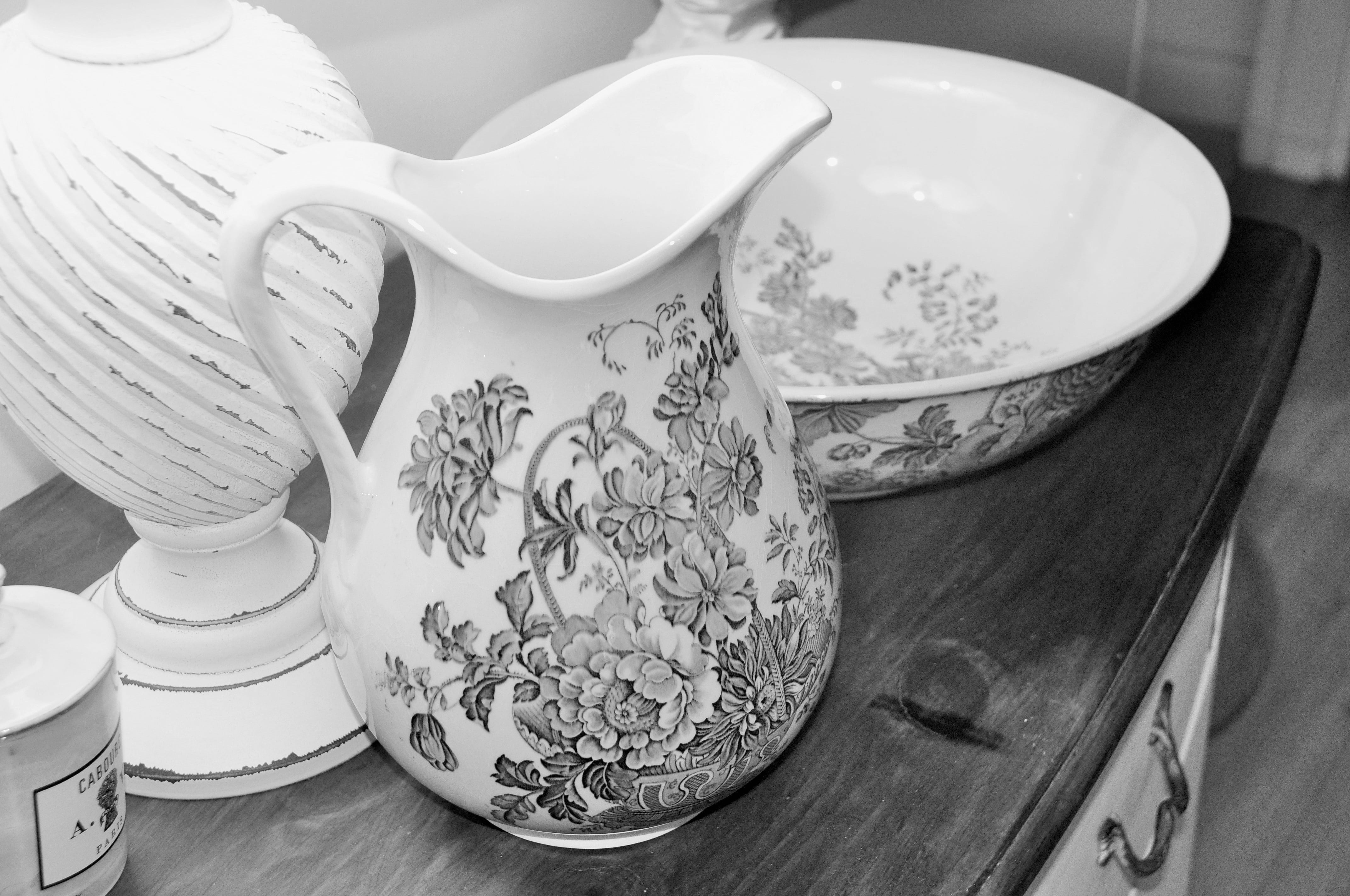 antiques, still life, set of toiletries, pattern, food and drink, design, porcelain, no people, plate, saucer, indoors, household equipment, flea market, HD Wallpaper
