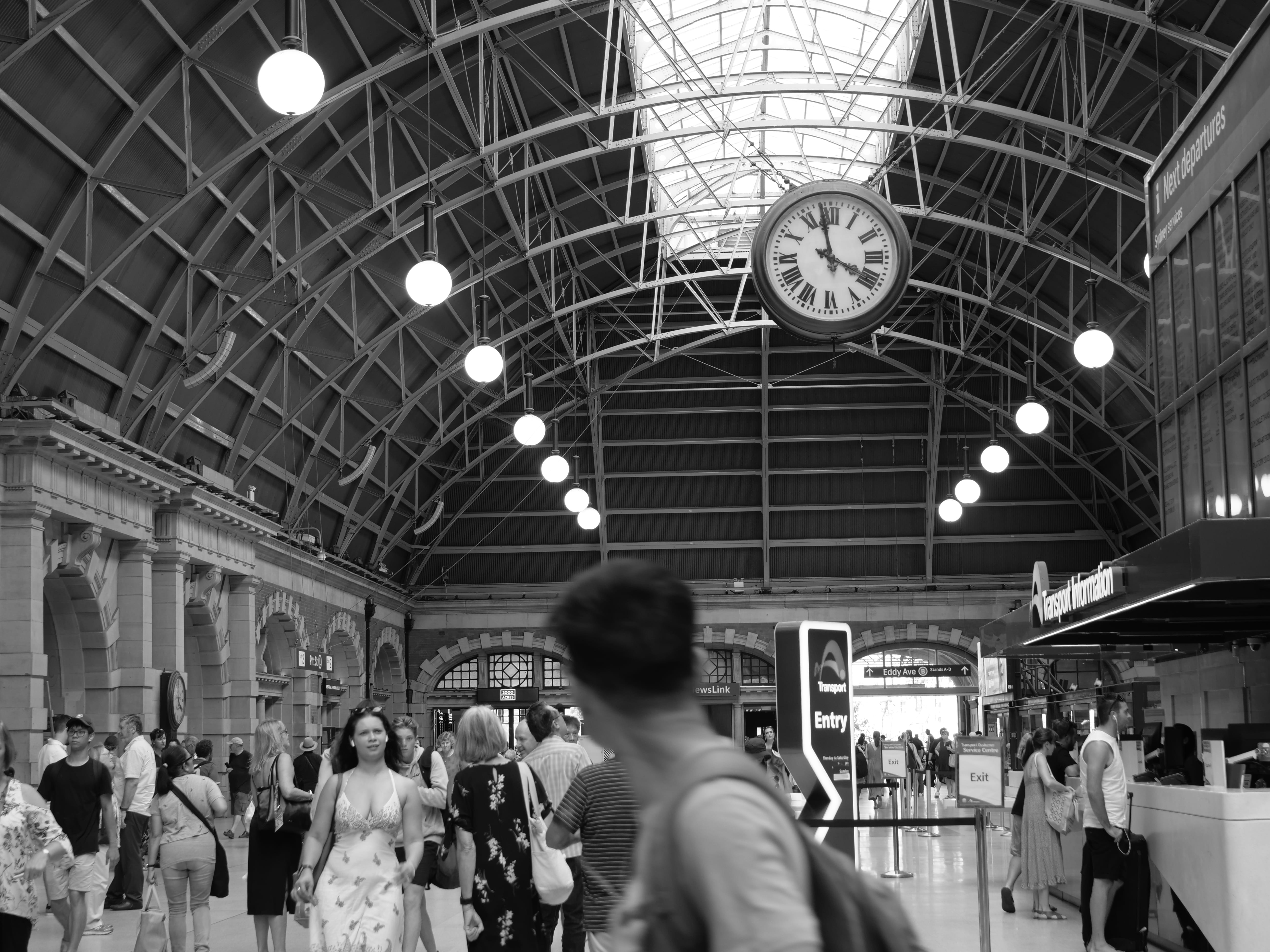 travel, motion, street, gray, real people, shorts, 5K, tower, skylight, airport, time, clothing, waiting, female, human, inside, apparel, building, leisure activity, HD Wallpaper