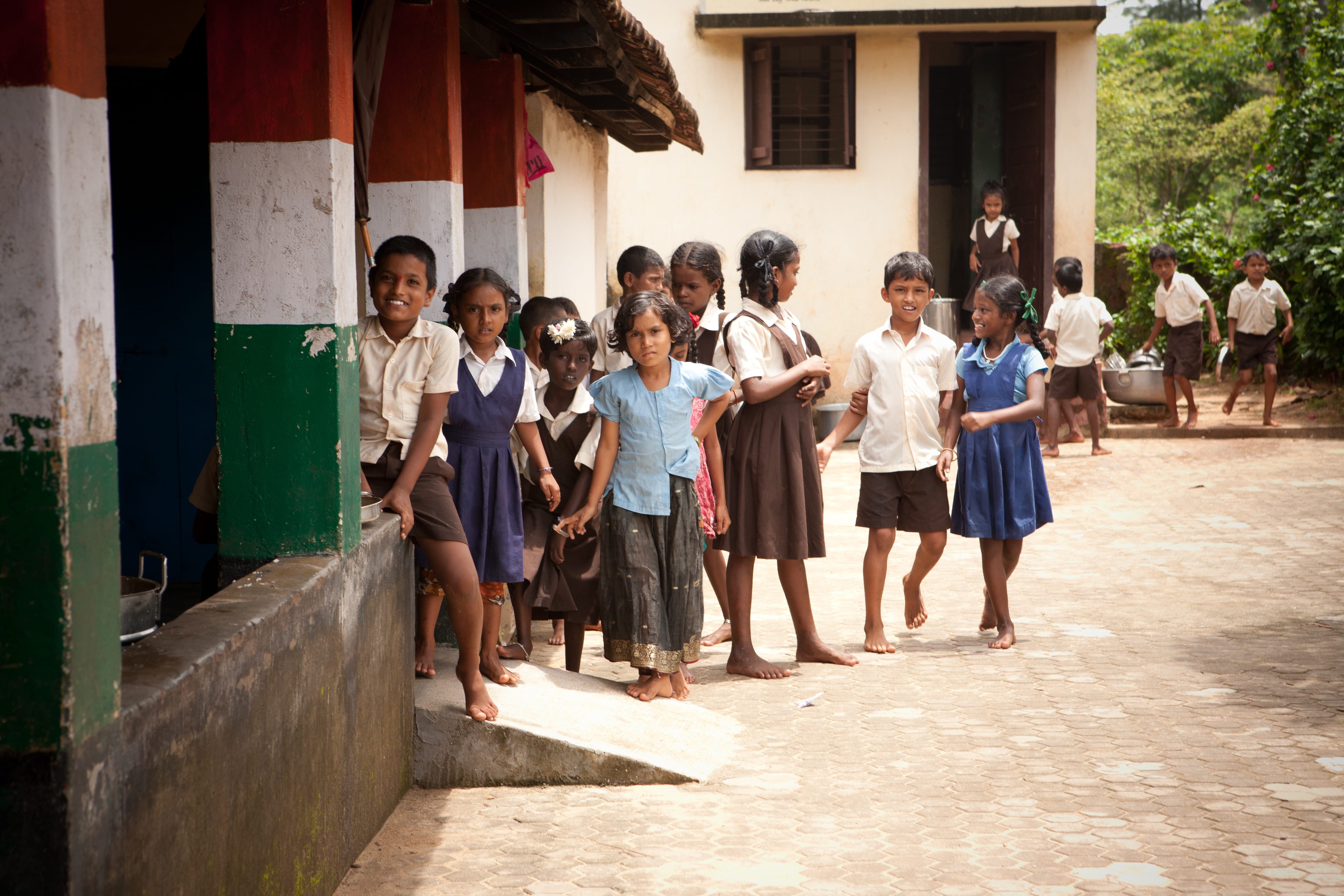 school, togetherness, india, females, childhood, playing, offspring, males, standing, large group of people, children, women, teenager, real people, student, HD Wallpaper