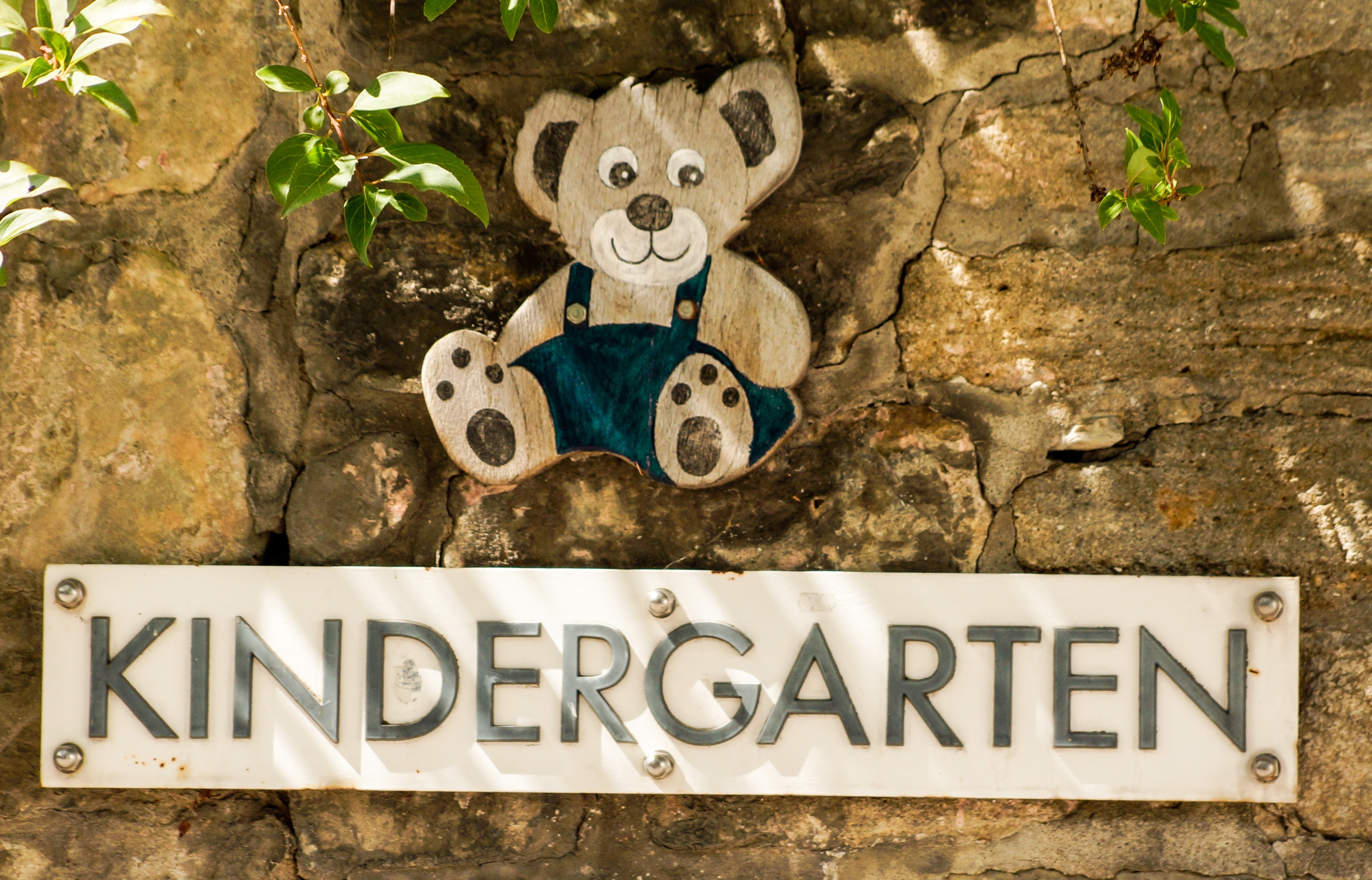 case, school, no people, plant, kinder, teddy bear, tree, kindergarten, close-up, wall, script, capital letter, information, human representation, wall - building feature, HD Wallpaper