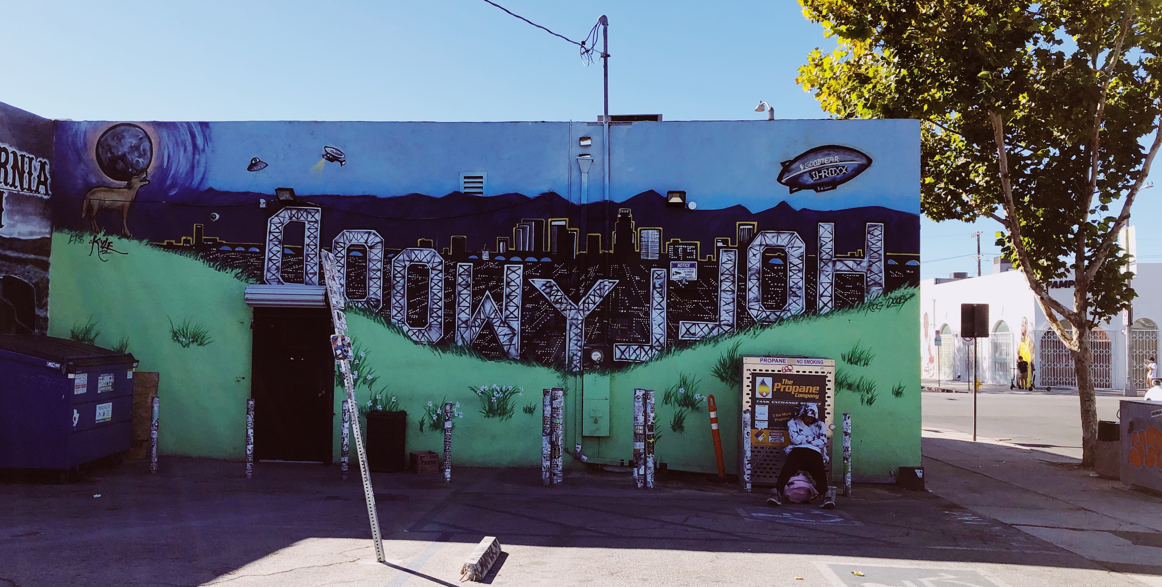 los angeles, building exterior, building, united states, tree, plant, built structure, outdoors, communication, street, script, nature, architecture, no people, HD Wallpaper