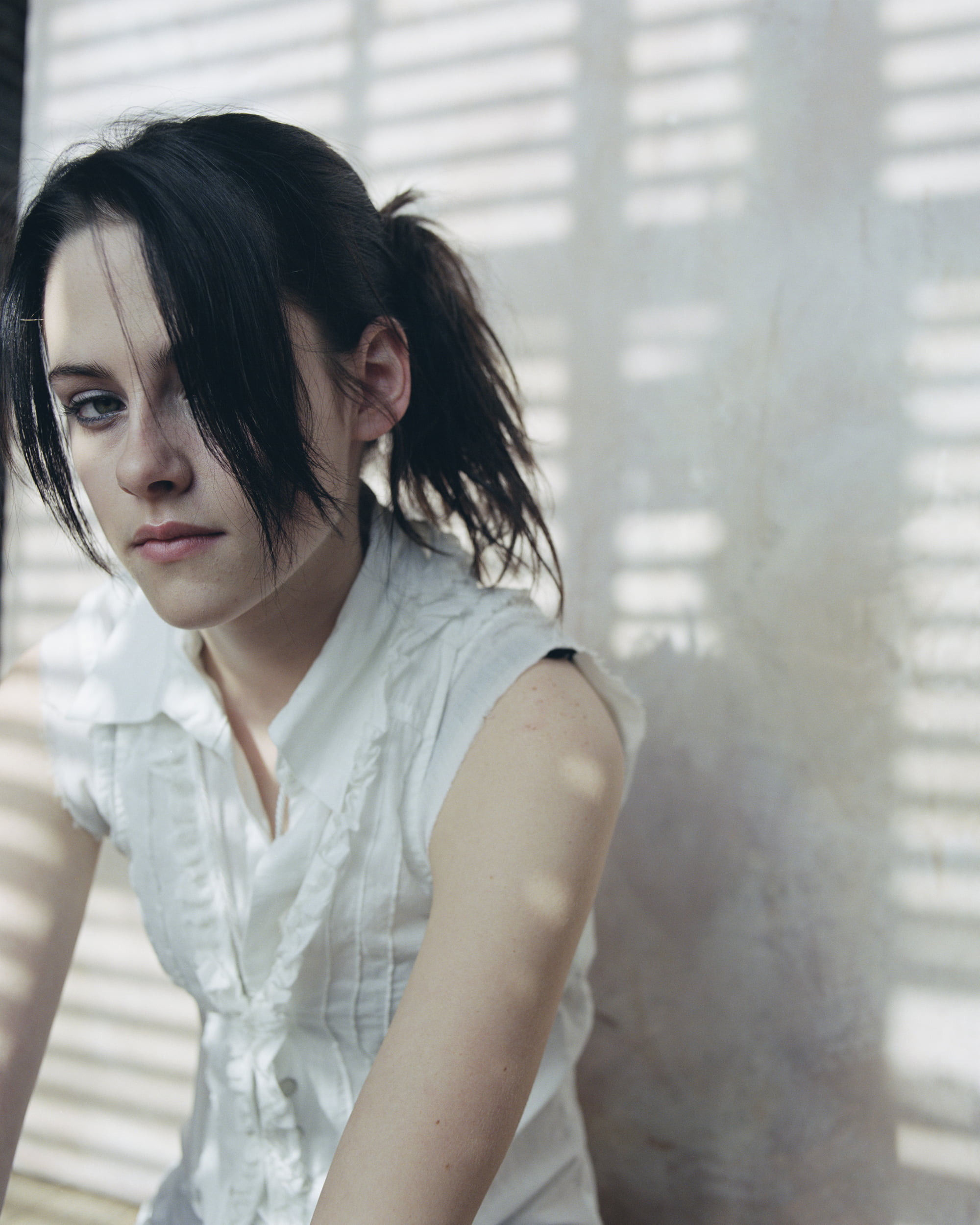 actress, blinds, brunette, 1080P, women, green eyes, Kristen Stewart, ponytail, Phone HD Wallpaper