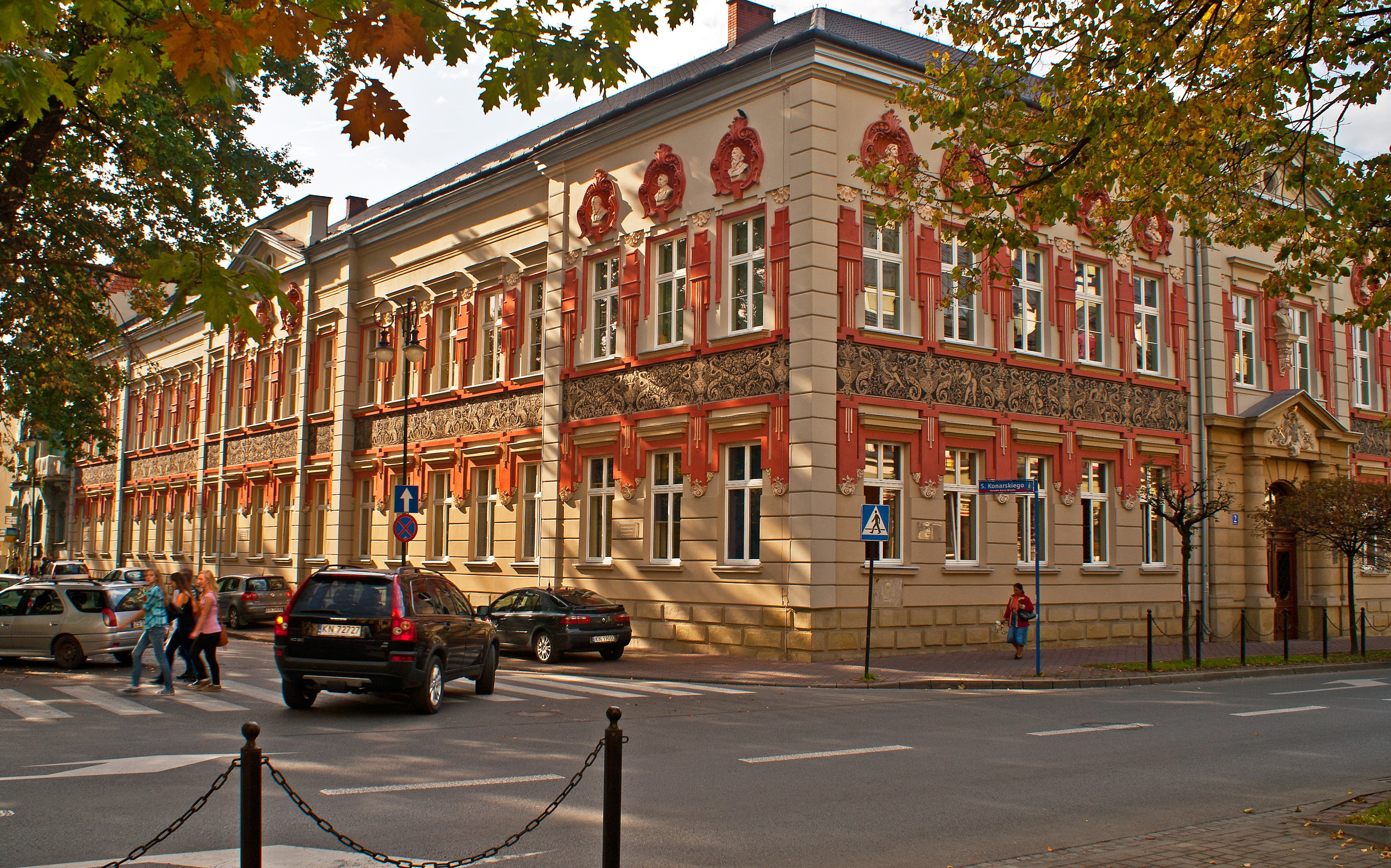 building Exterior, architectural column, land vehicle, kamienica, malopolska, the school building, outdoors, incidental people, the old town, building, HD Wallpaper