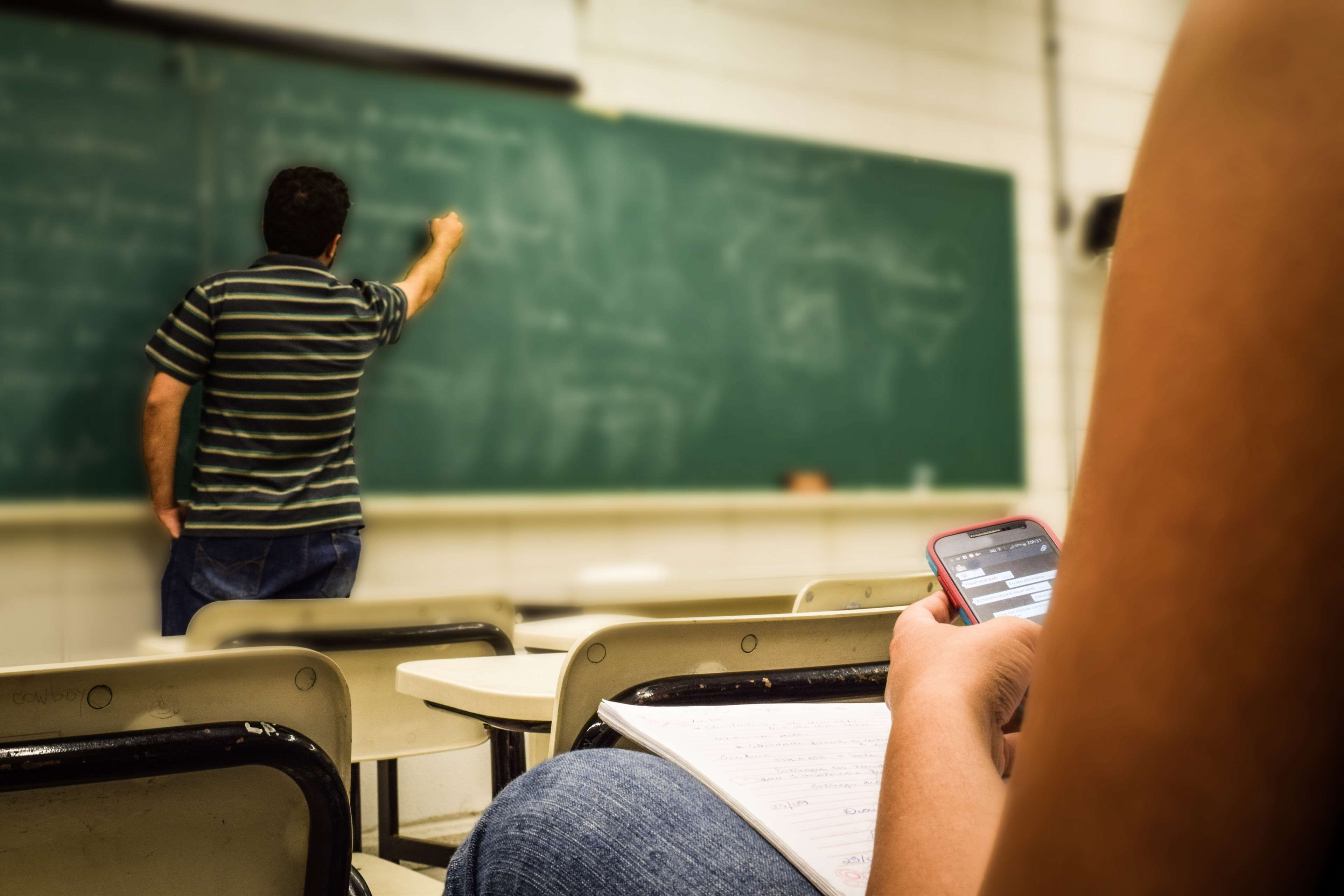 holding, knowledge, writing, education, chat, casual clothing, men, class, man, people, classroom, learning, 4K, blackboard, architecture, chairs, sitting, HD Wallpaper