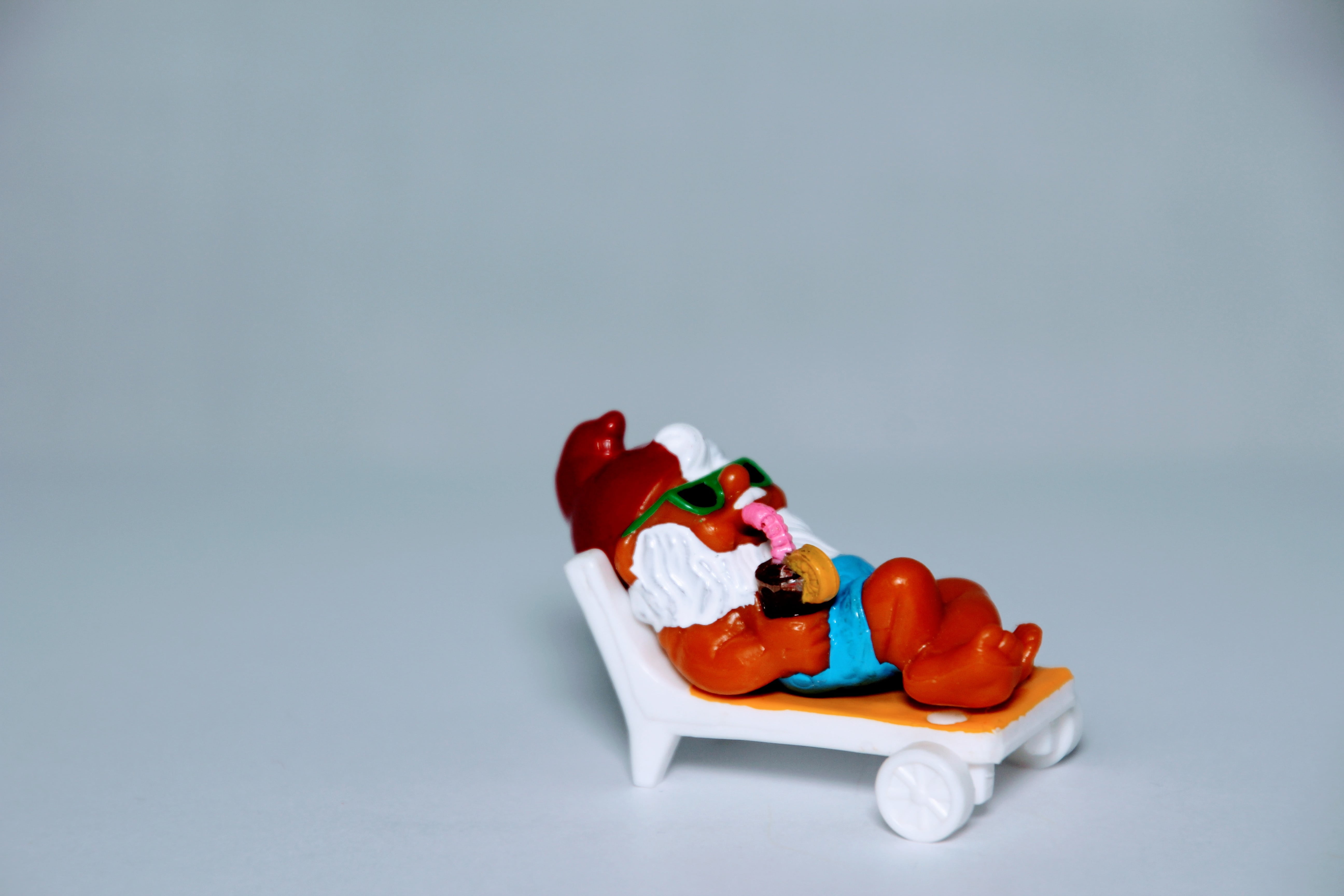 relax, blue background, garden bed, überraschungseifiguren, single object, sweet food, large group of objects, dwarfs, garden gnomes, children, food, kids surprise, HD Wallpaper