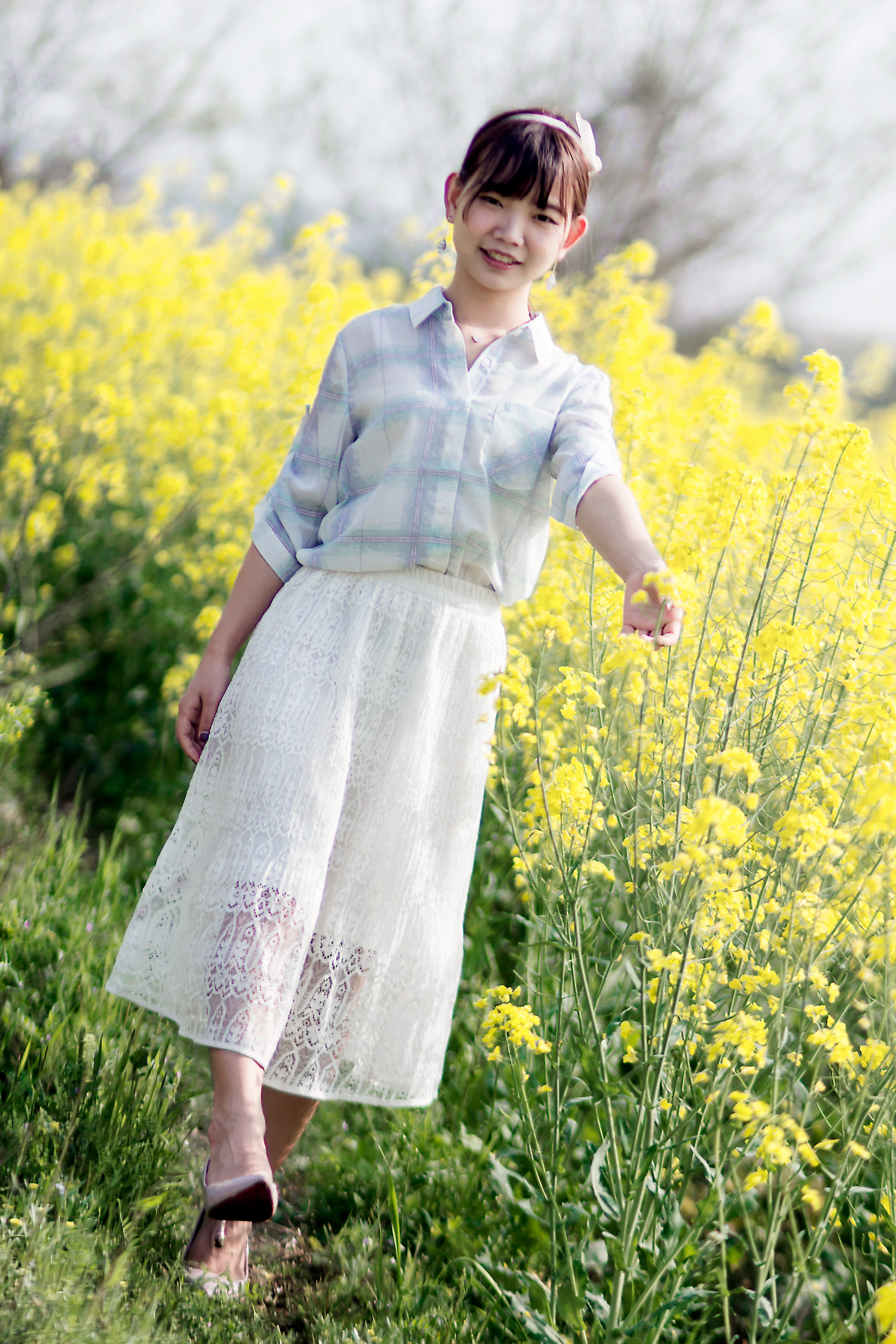 nature, hairstyle, land, pose, casual, pretty, beautiful, flower, real people, plant, care, plaid shirt, girl, cute, photoshoot, women, grass, summer, outdoors, Phone HD Wallpaper