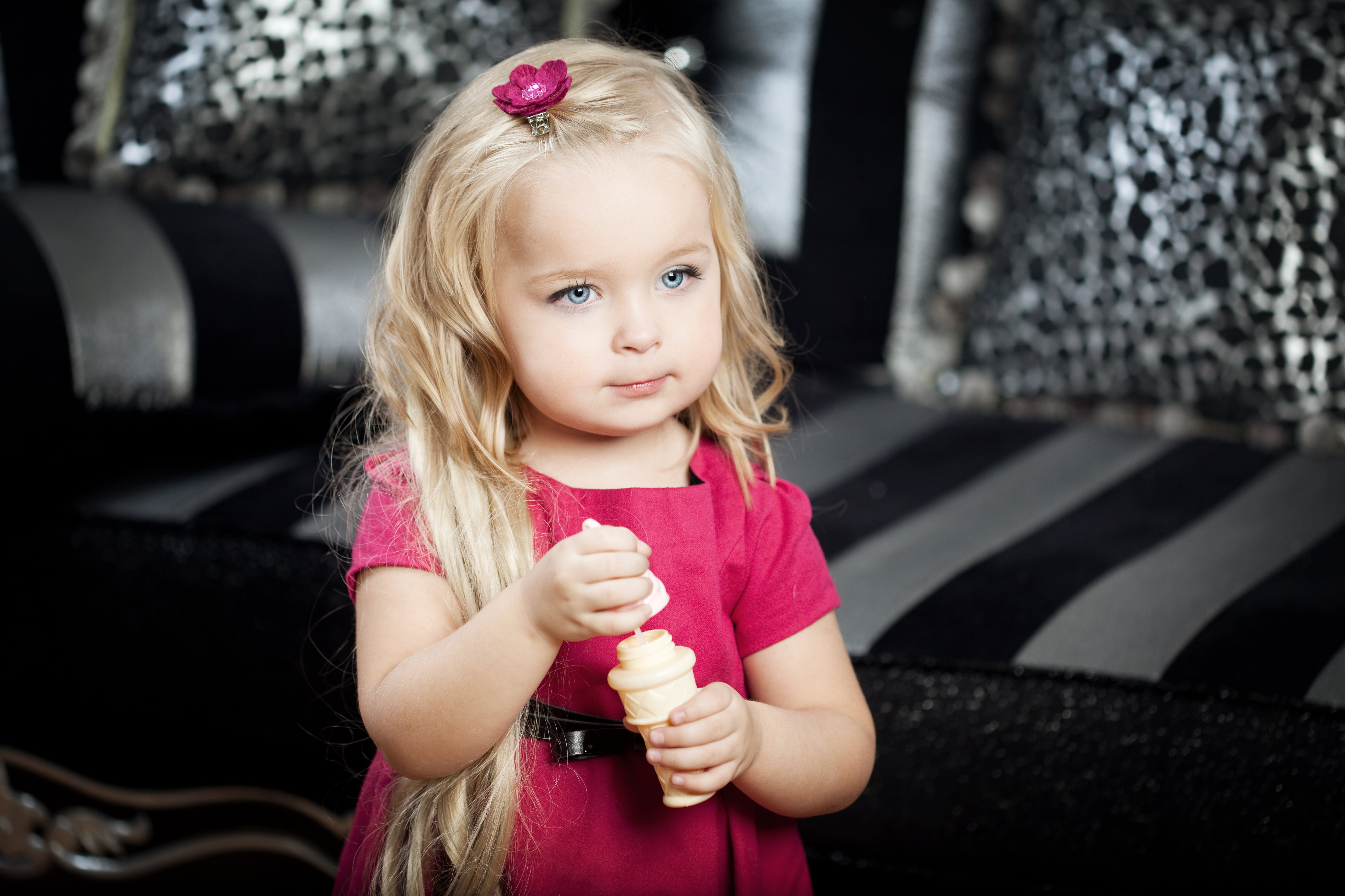 beautiful, flower, sleeved, room, soap bubbles, s, hairstyle, day, females, neck, cheerful, smiling, people, dress, 5K, family, playful, real people, sitting, HD Wallpaper