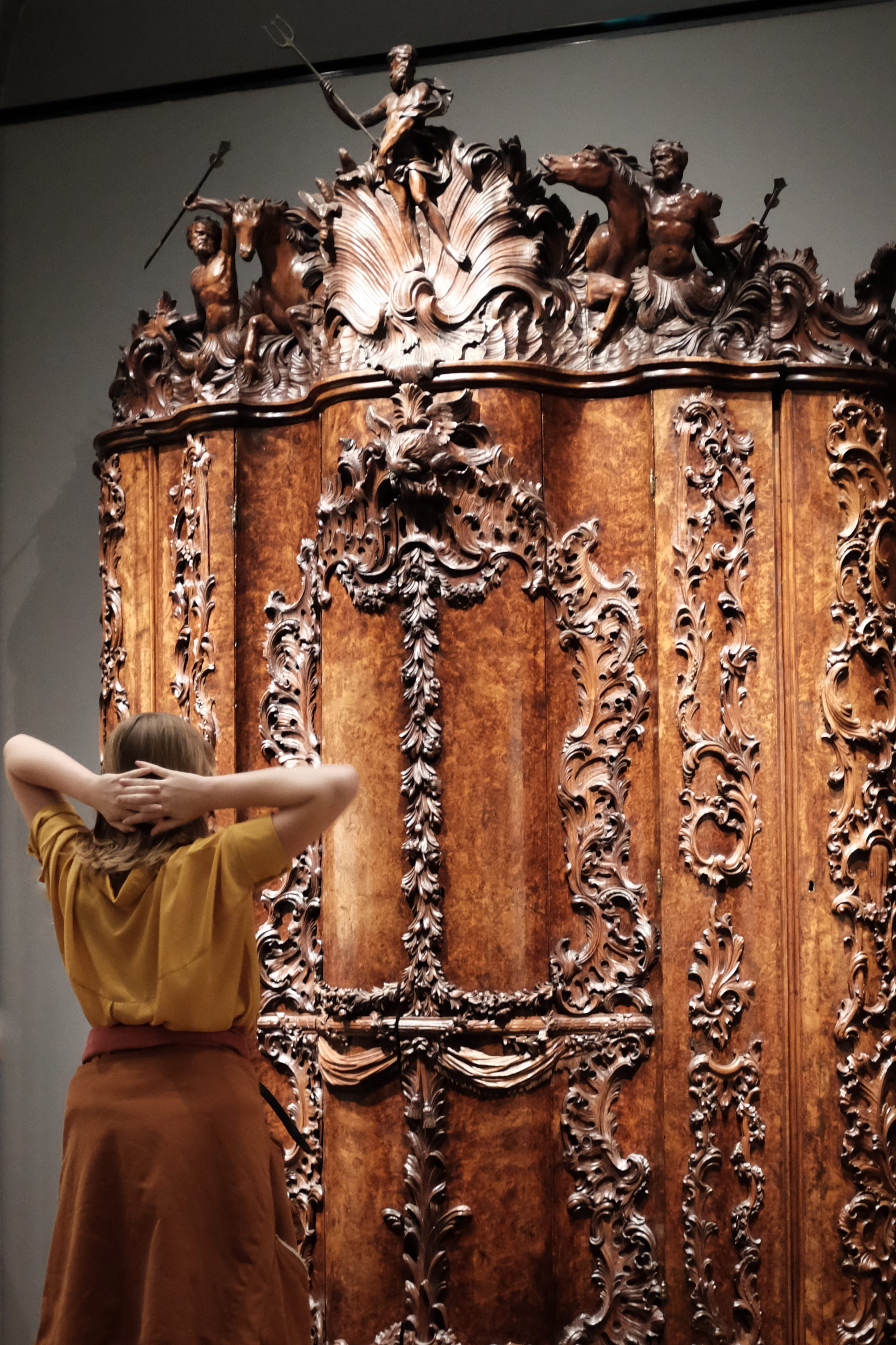 wall - building feature, rijksmuseum, 2K, classic, space, real people, standing, art and craft, autumn, architecture, netherlands, belief, human arm, women, Phone HD Wallpaper
