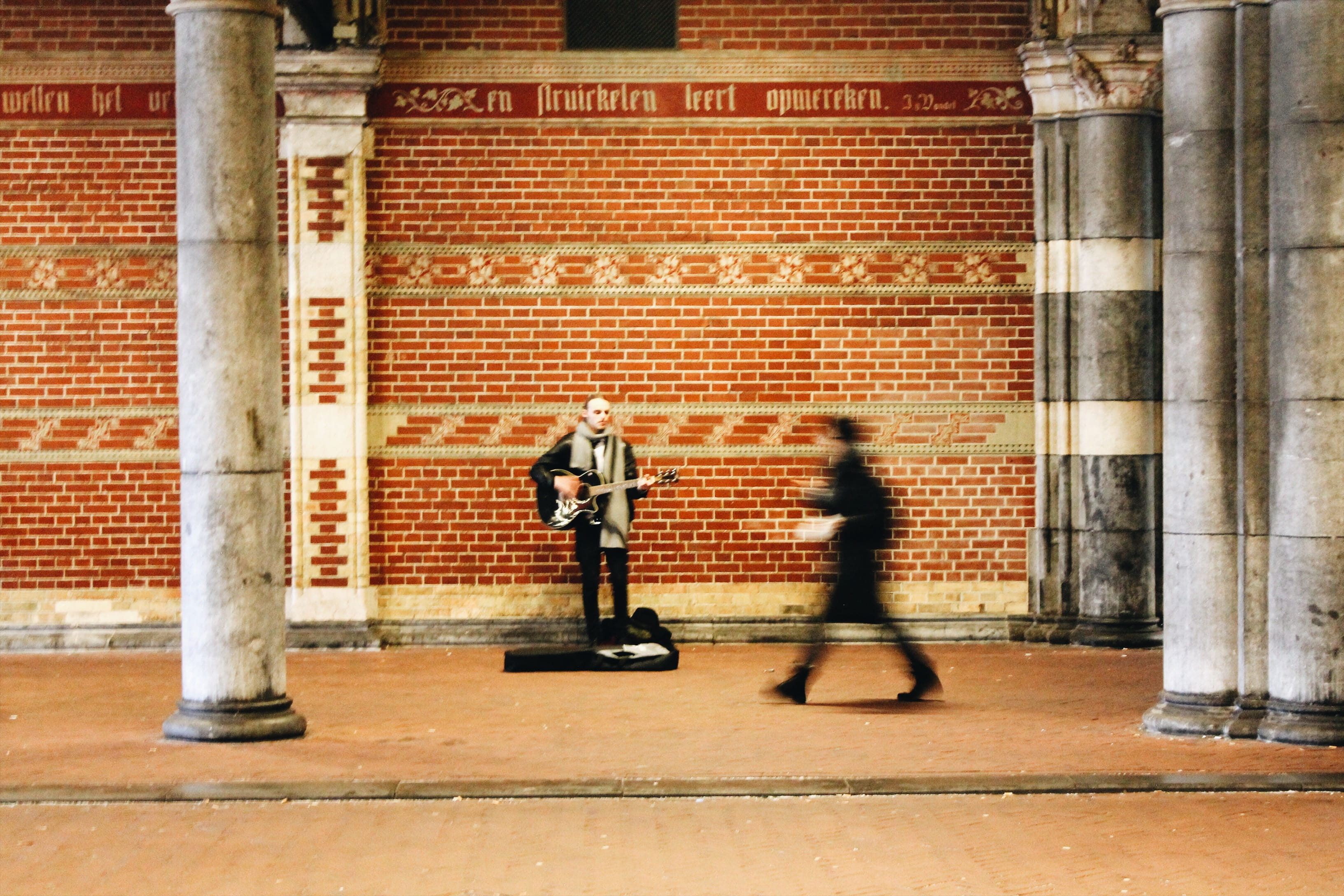 outdoors, travels, footpath, built structure, guitar, brick, men, traveler, amsterdam, europe, rijksmuseum, brick wall, music, city, architectural column, HD Wallpaper