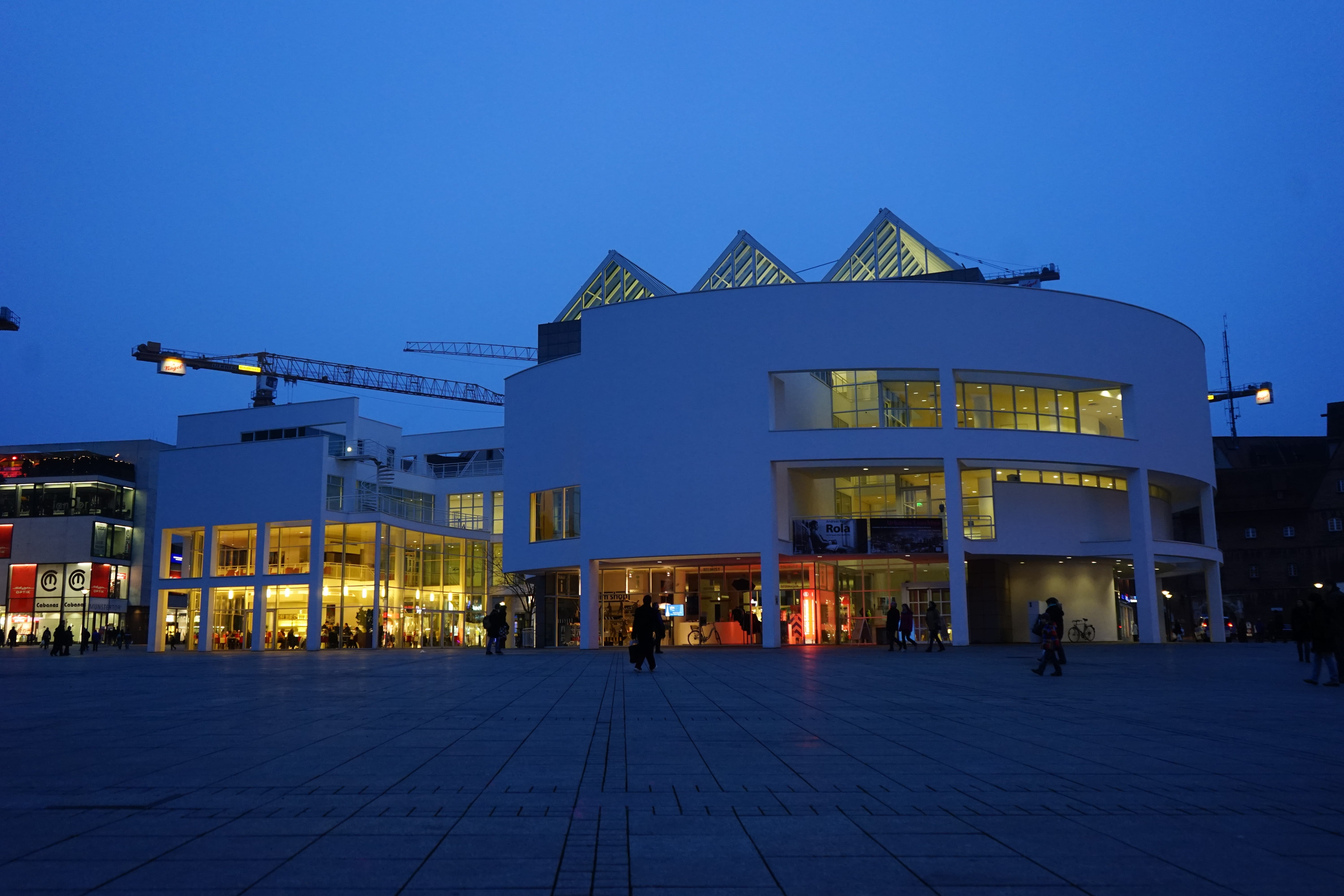 architecture, Stadthalle, incidental people, richard meier, dusk, nature, urban Scene, twilight, building Exterior, street, Building, sky, business, residential district, HD Wallpaper